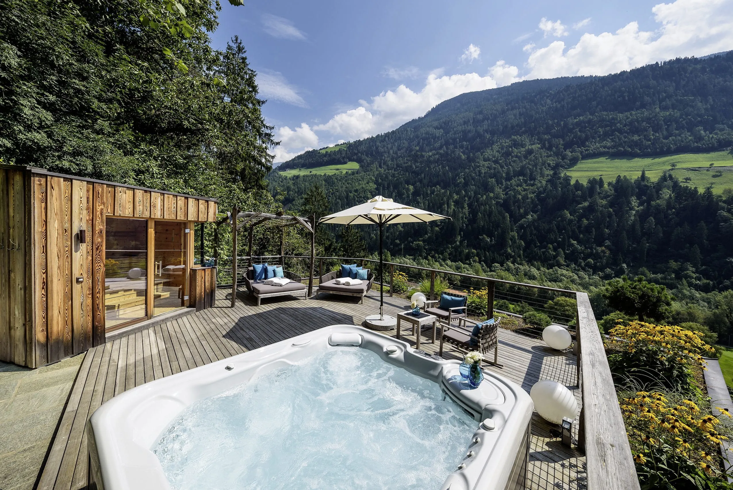 Whirlpool auf der Dachterrasse des Baumhaushotels Quellenhof Luxury Resort Passeier