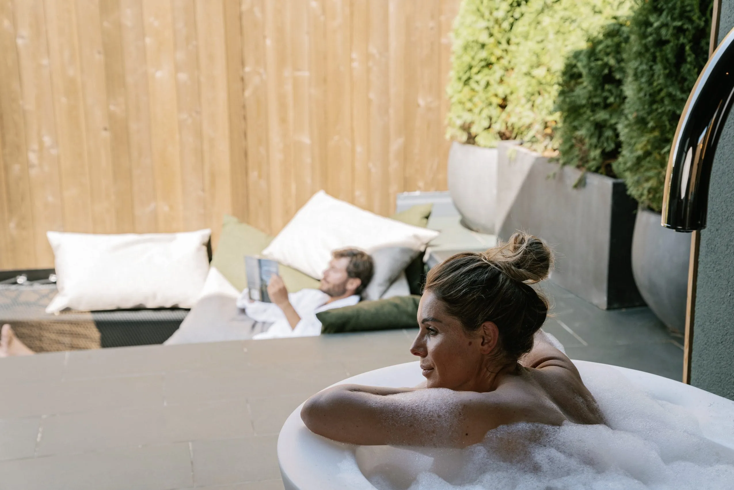 Blick auf freistehende Badewanne und Balkon