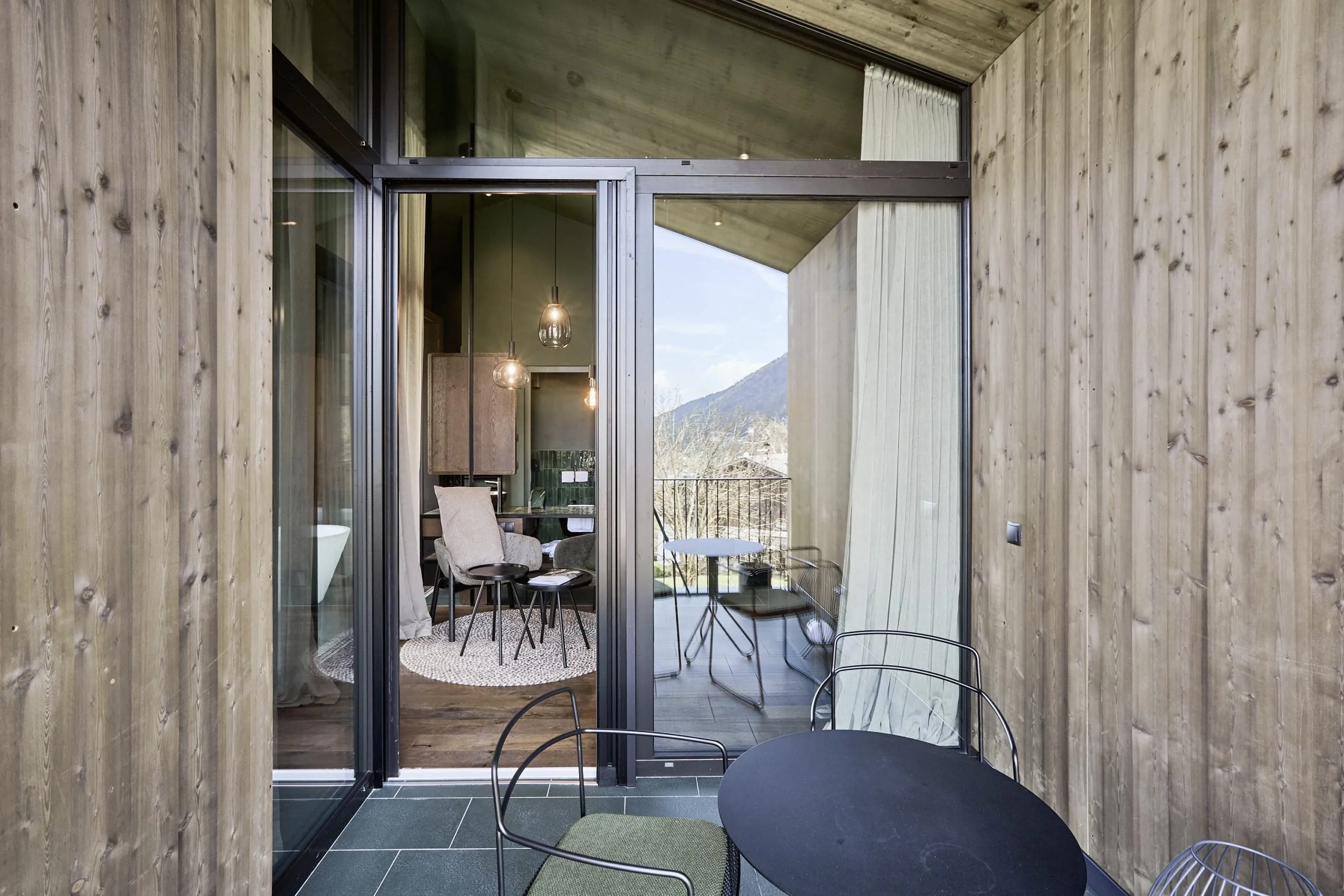 Balkon mit Tisch und Stühlen im FLORIS Green Suites by Parc Hotel Florian in Südtirol