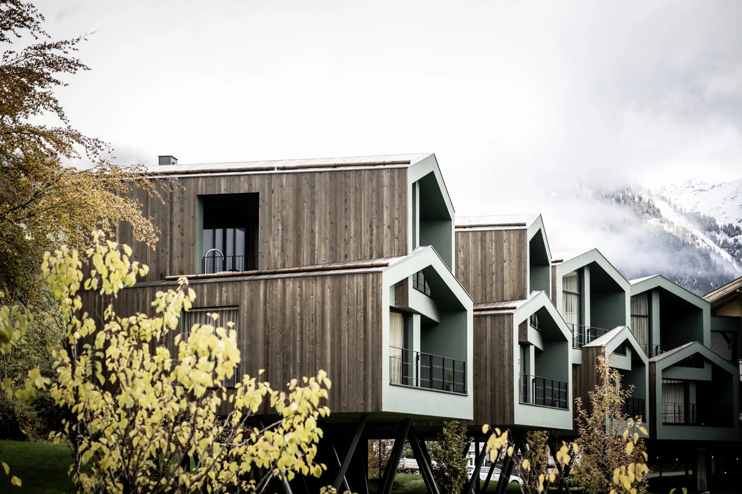 Außenansicht im Winter auf das FLORIS Green Suites by Parc Hotel Florian in Südtirol