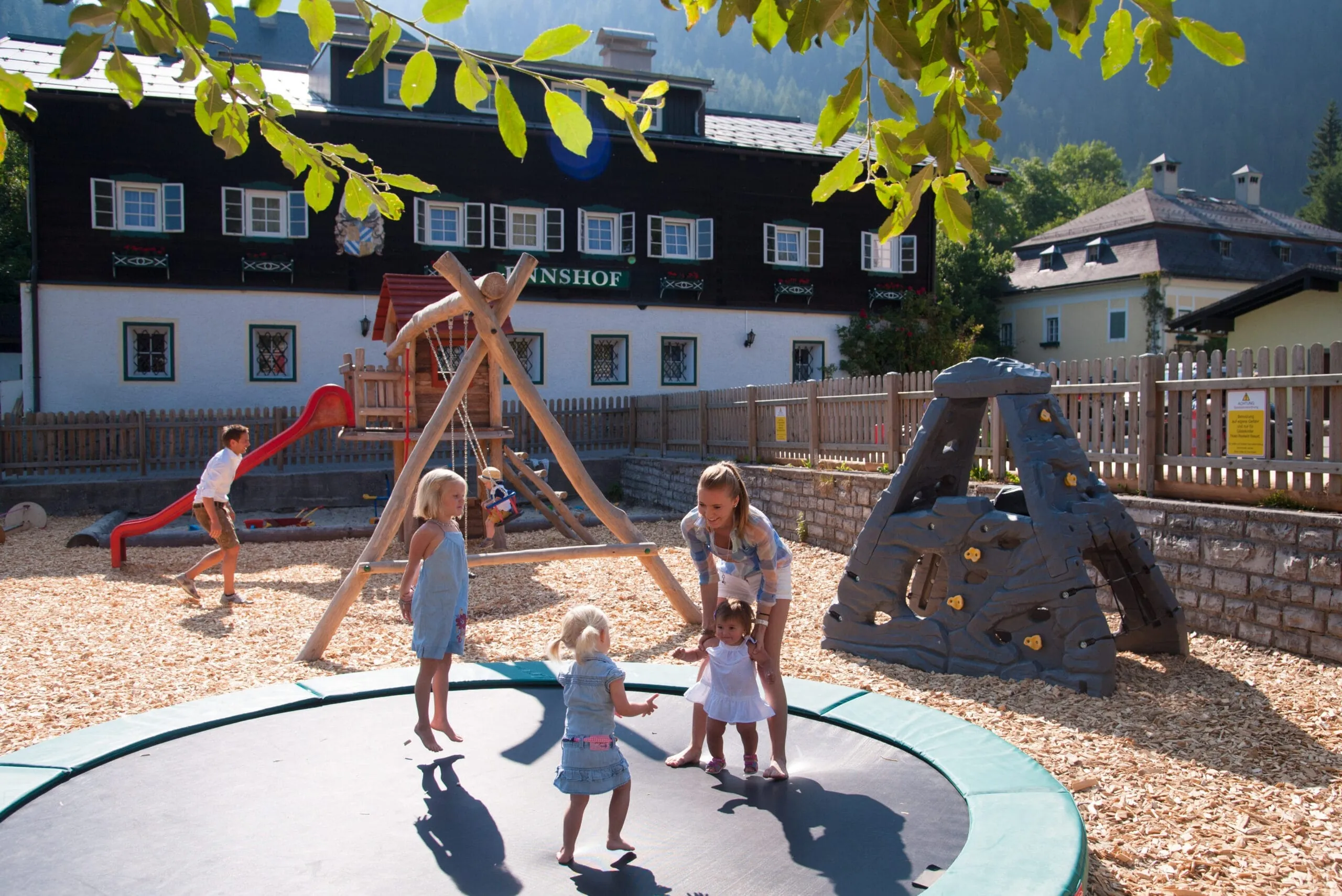Spielplatz des Familienresort Reslwirt mit gro&szlig;em Trampolin