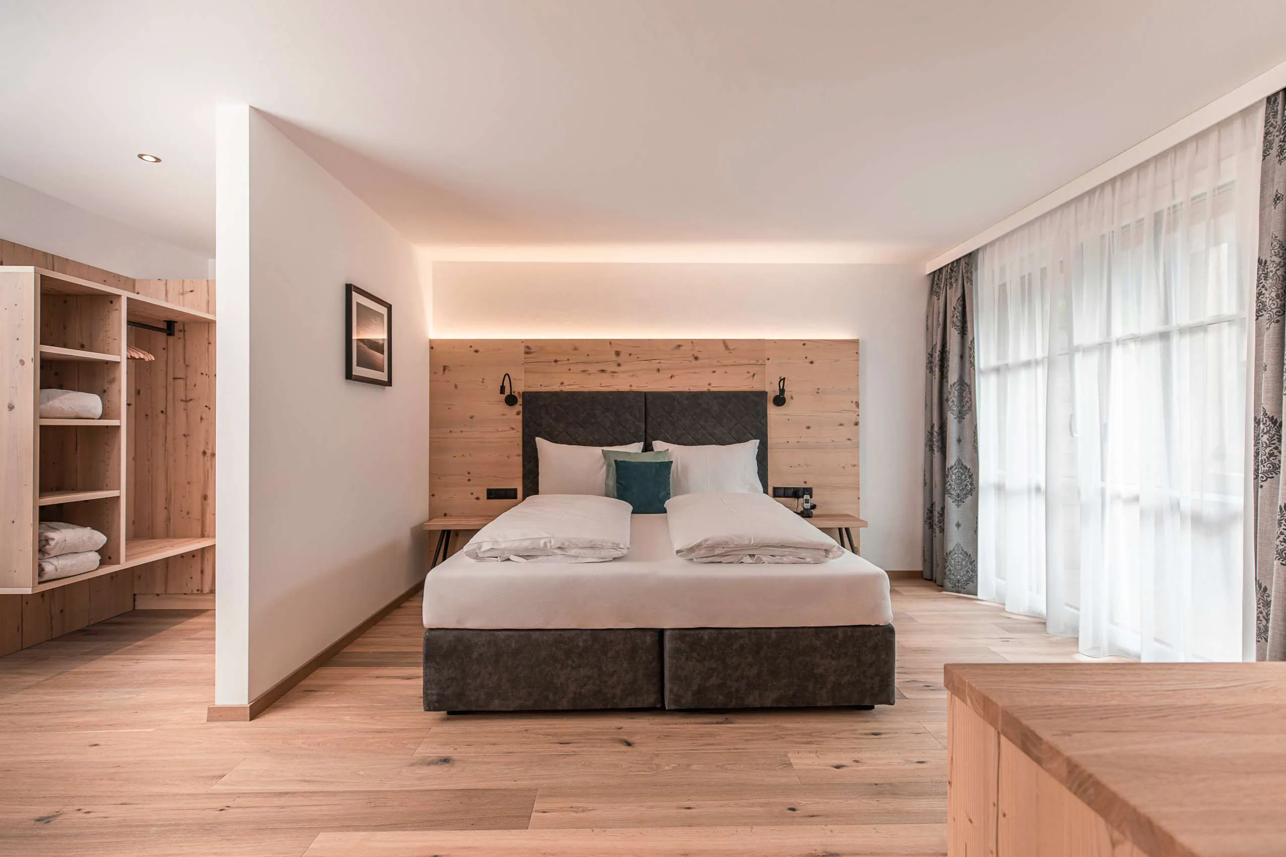 Modern gestaltetes Doppelzimmer im Familienresort Reslwirt mit Boxspringbett