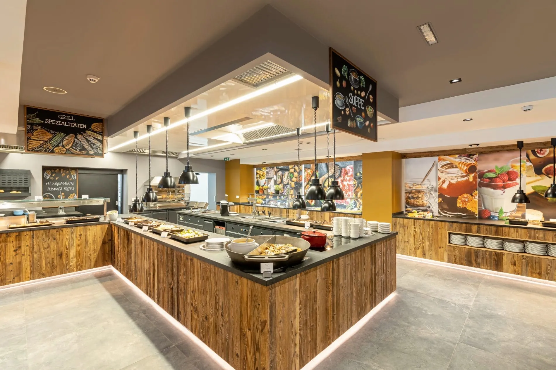 Modernes Fr&uuml;hst&uuml;cksbuffet im Familotel Kaiserhof