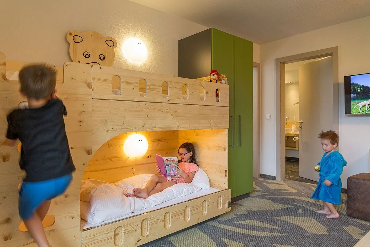Familienzimmer mit modernen Stockbetten im Familotel Kaiserhof