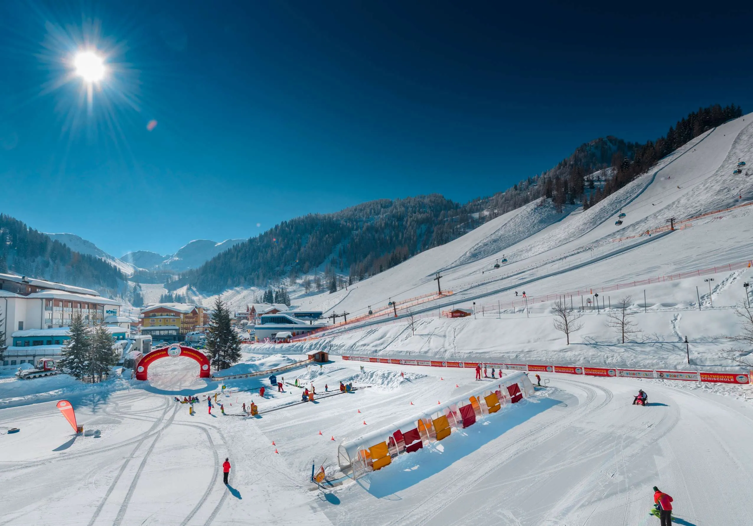 Skischule f&uuml;r Anf&auml;nger im Winter direkt vor dem Familotel Zauchenseehof