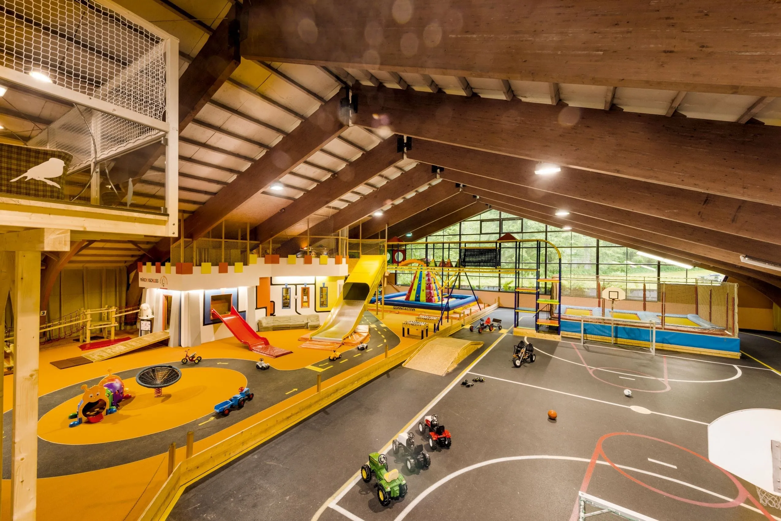 Blick in die riesige Indoor-Spielhalle des Hotel Sonngastein
