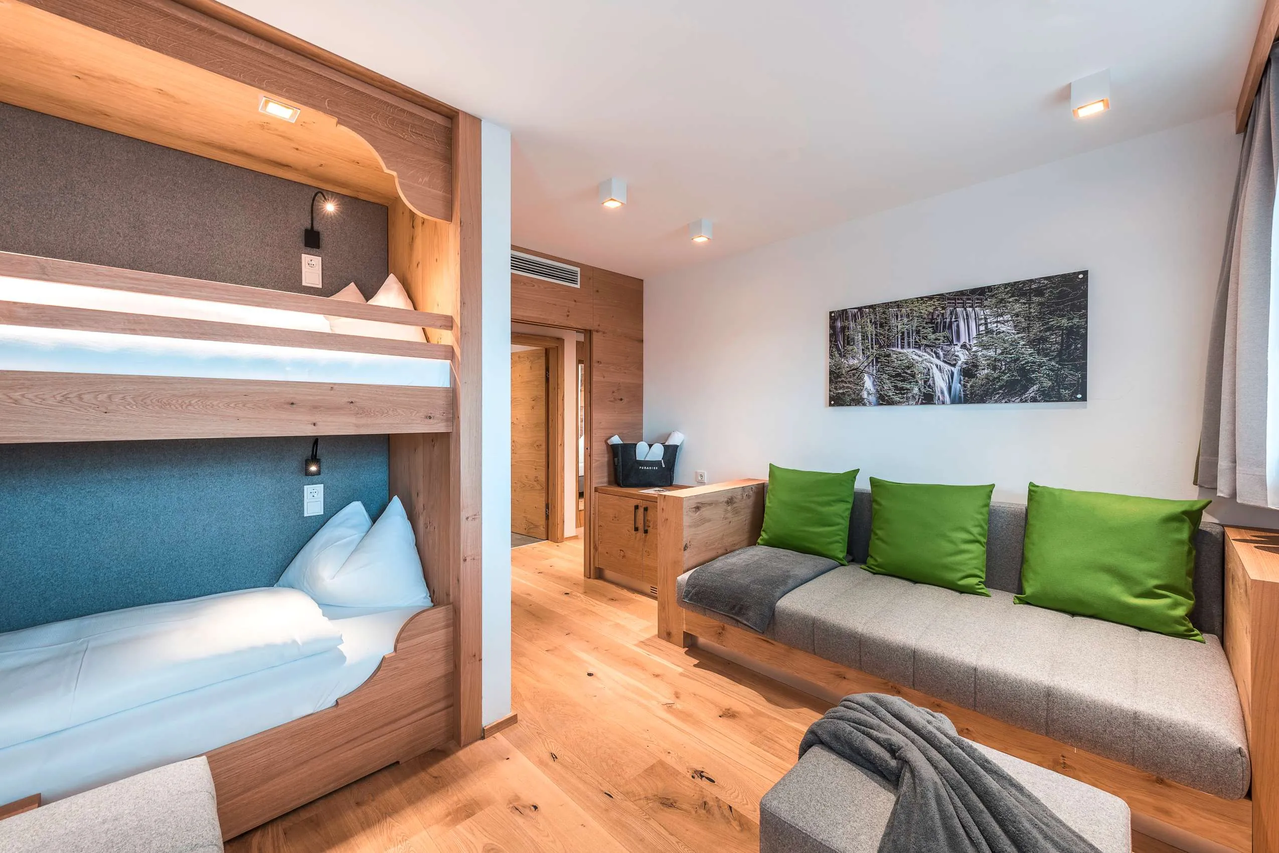 Modernes Familienzimmer im Naturresort PURADIES mit Stockbett und Ausziehsofa