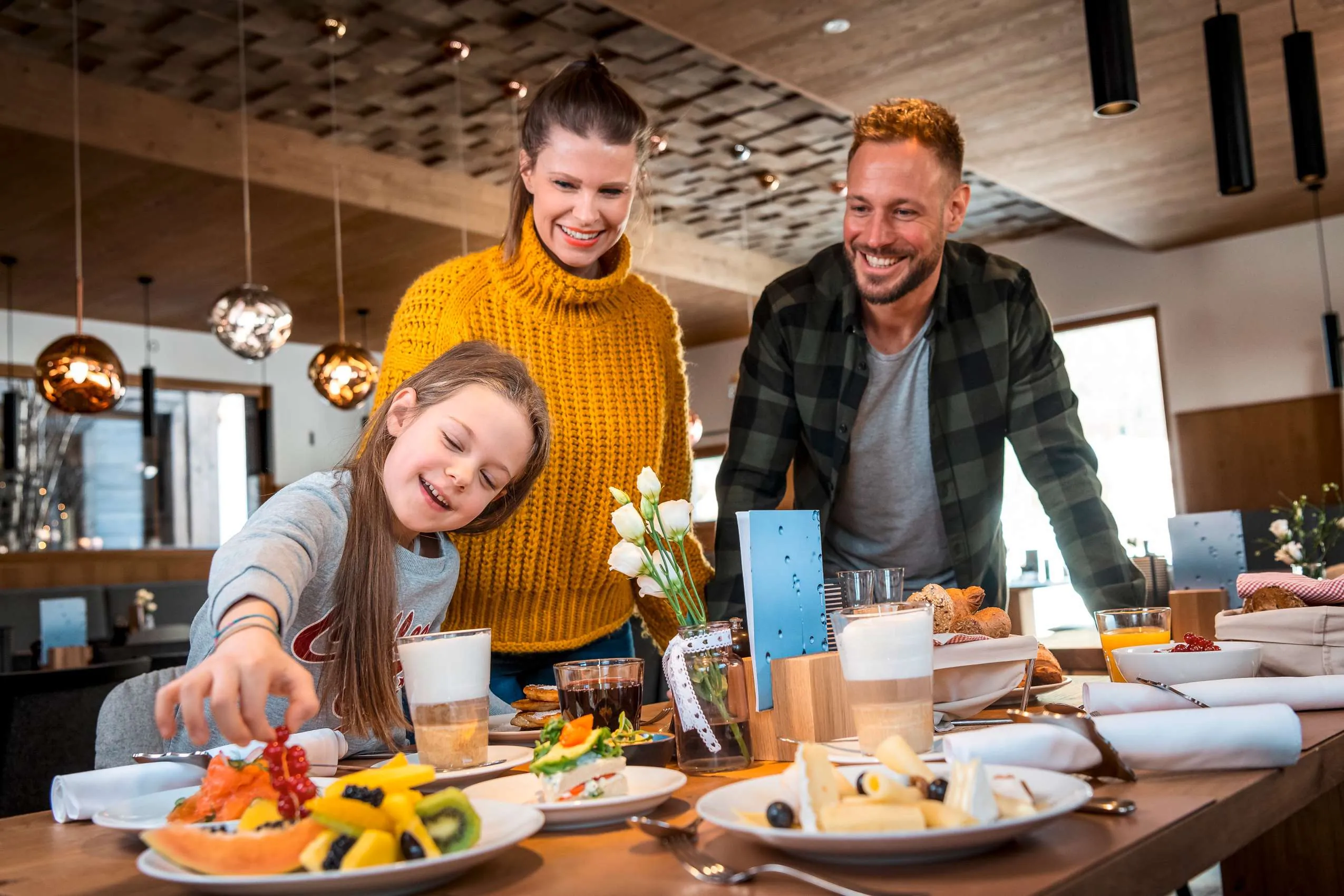 Eltern mit junger Tochter beim Fr&uuml;hst&uuml;ck im Naturresort PURADIES