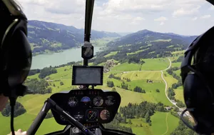 Blick aus einem Helikopter auf die Allgäuer Berg- und Seenlandschaft