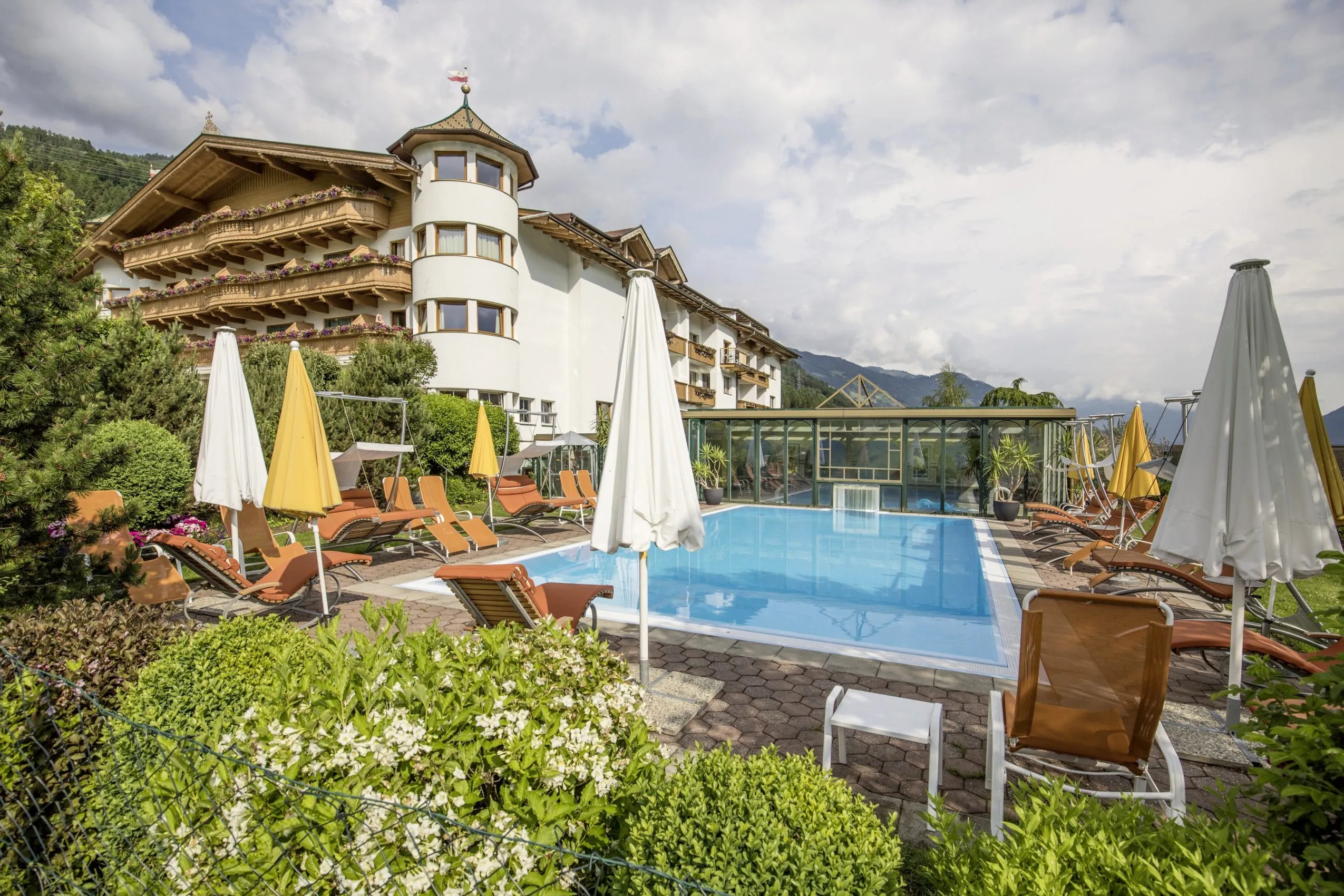 Pool und Au&szlig;enansicht des Hundehotels Gartenhotel Magdalena