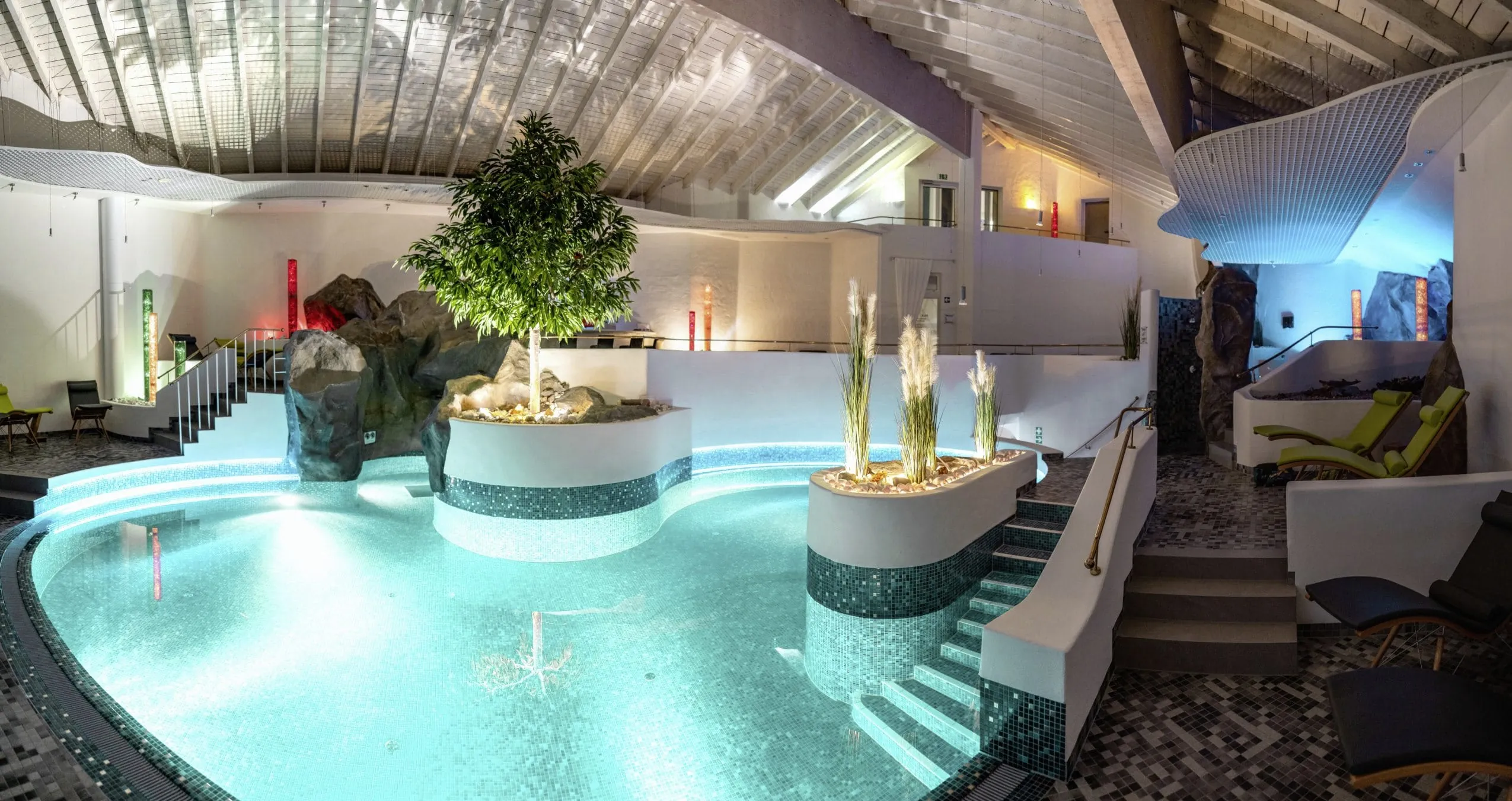 Beleuchteter Pool im Hotel Wutzschleife