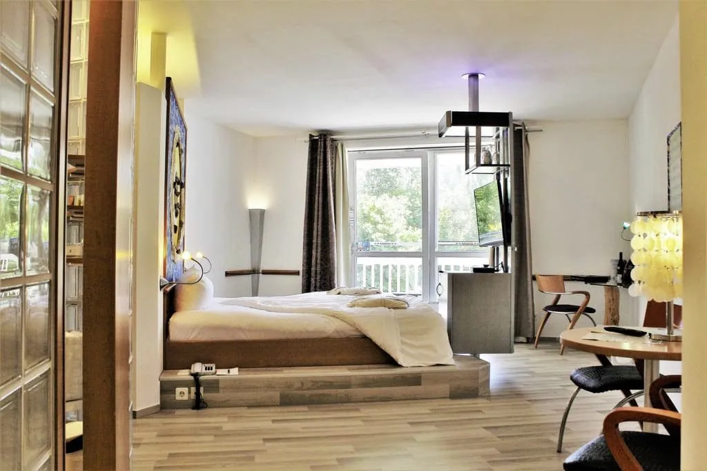 Doppelzimmer mit Bett auf Sockel im Hundehotel Hotel Wutzschleife