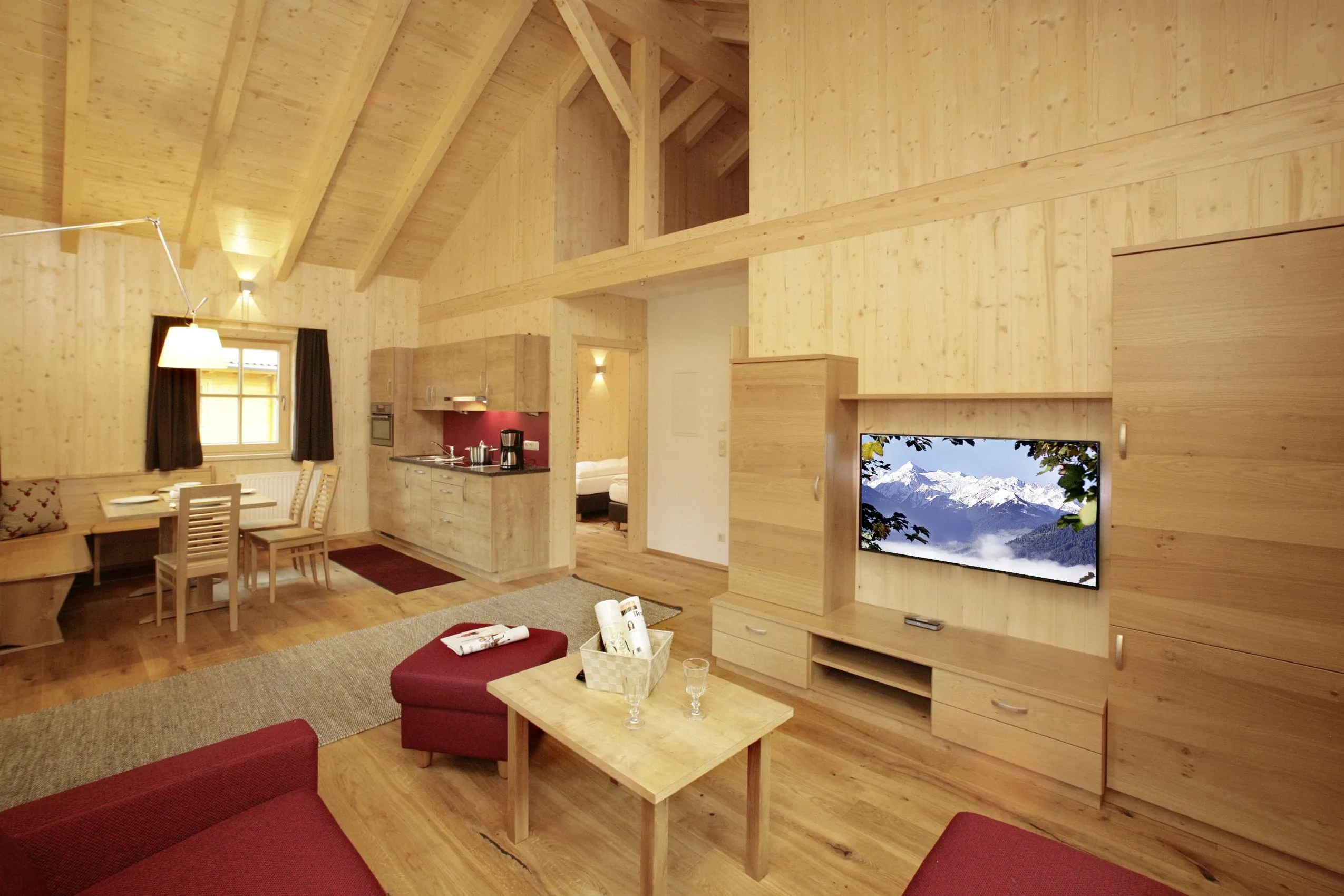 Zimmer mit vielen Holzm&ouml;beln im Hundehotel Feriendorf Oberreit