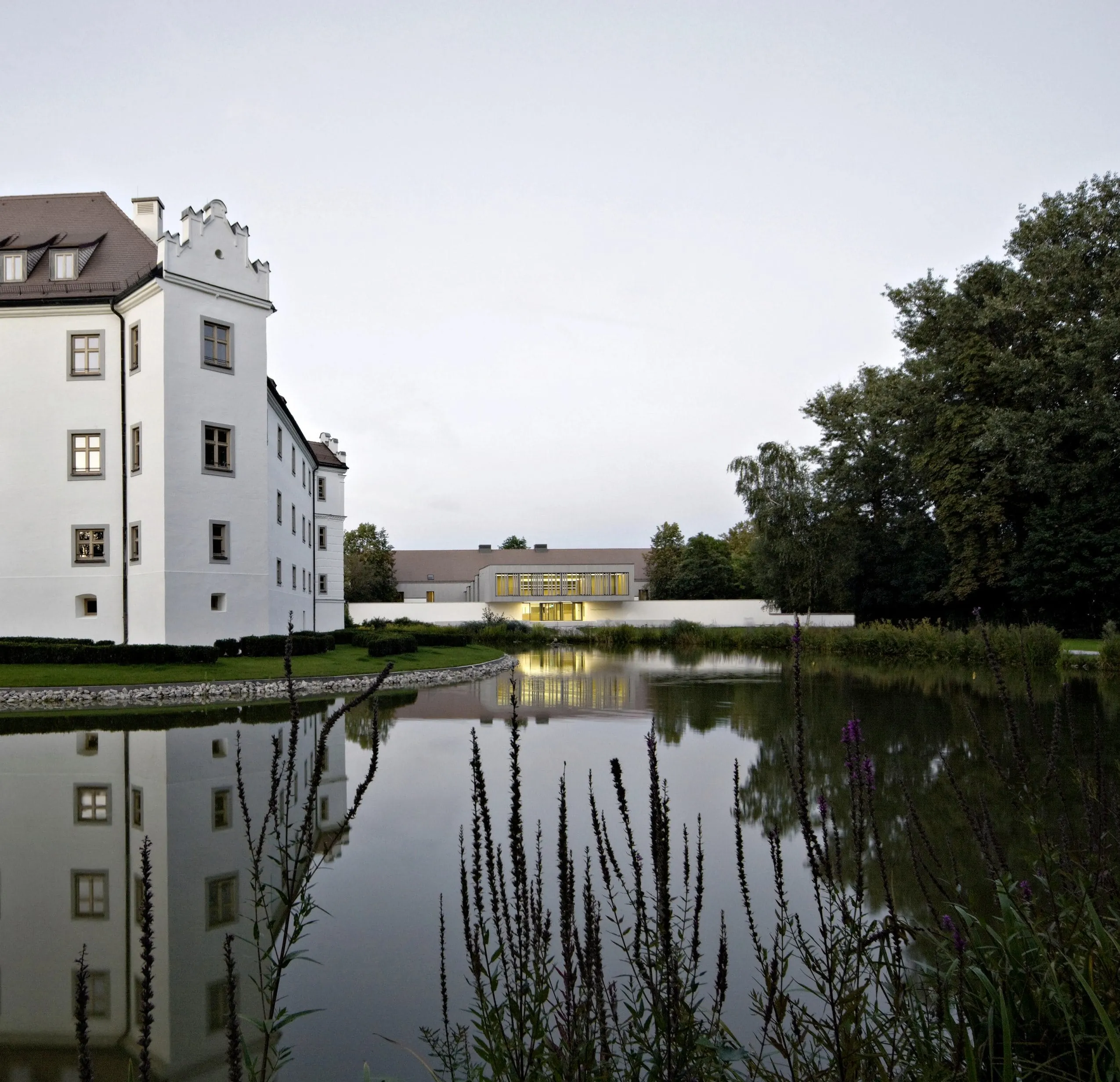 Blick auf See und Hotel Schloss Hohenkammer