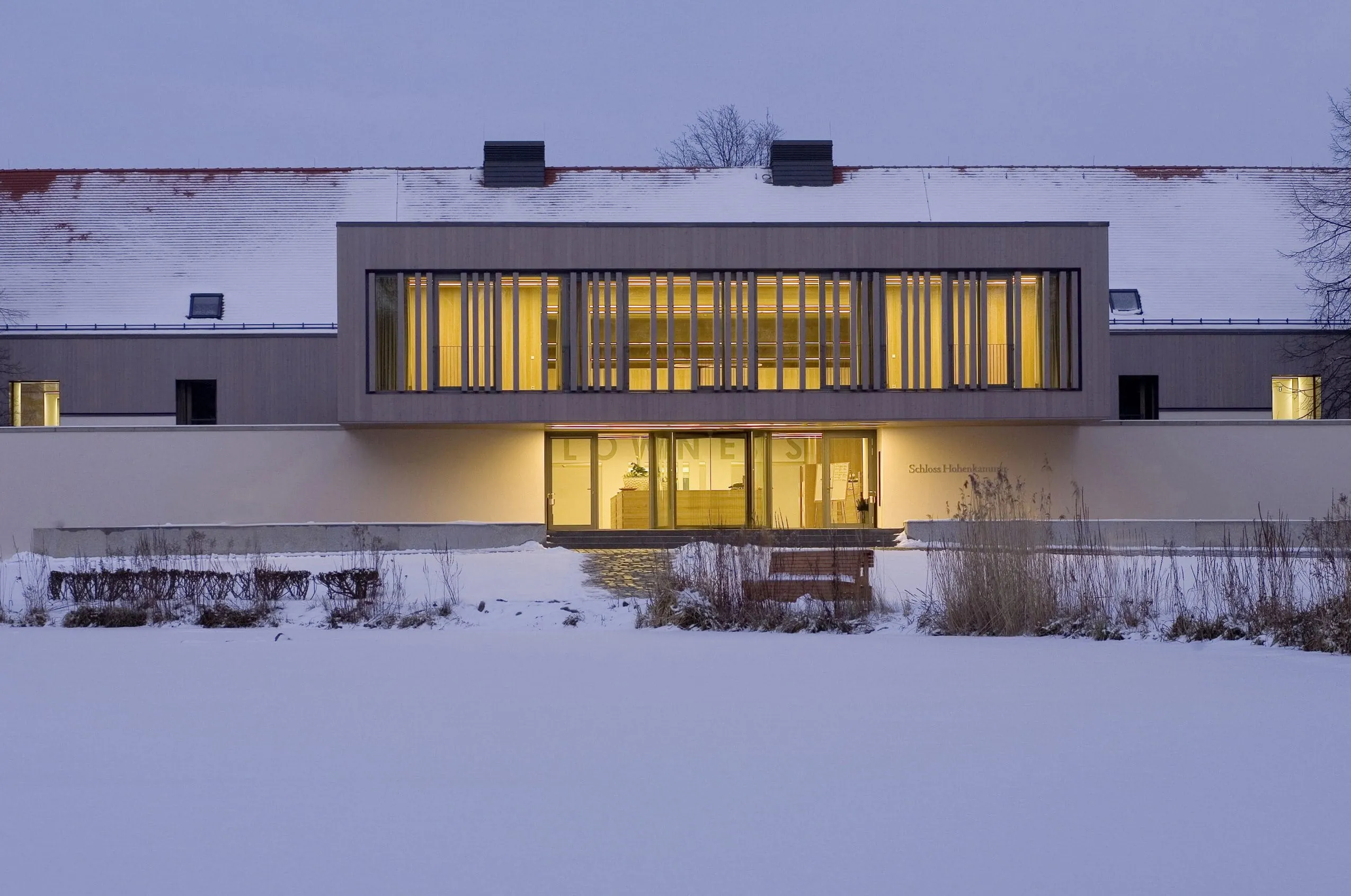 Blick auf Fassade des Schloss Hohenkammer im Schnee