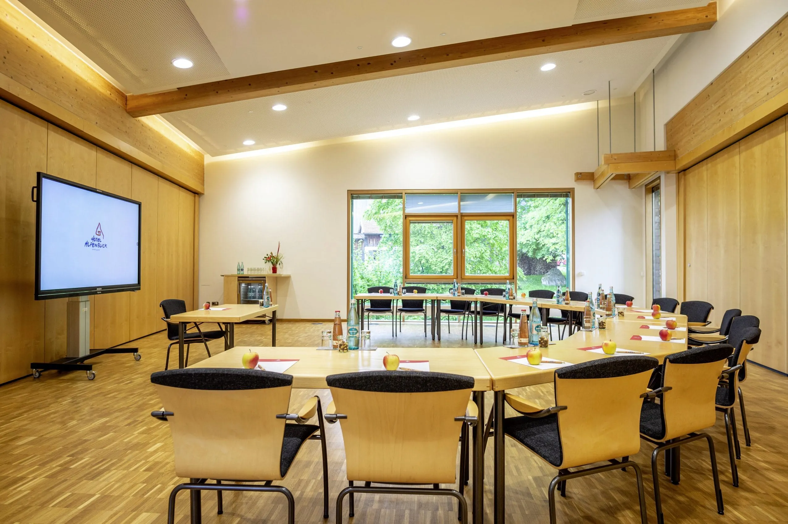 Gro&szlig;er Tagungsraum im Alpenblick in dem eine U-Form bestuhlt wurde.