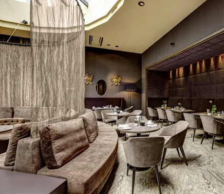 Salon mit Samtstühlen und Sofas in beige und violett