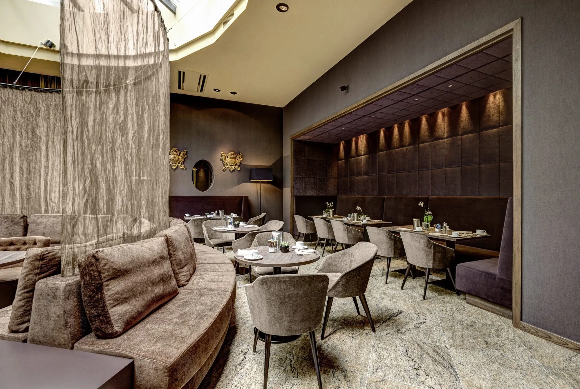 Salon mit Samtst&uuml;hlen und Sofas in beige und violett