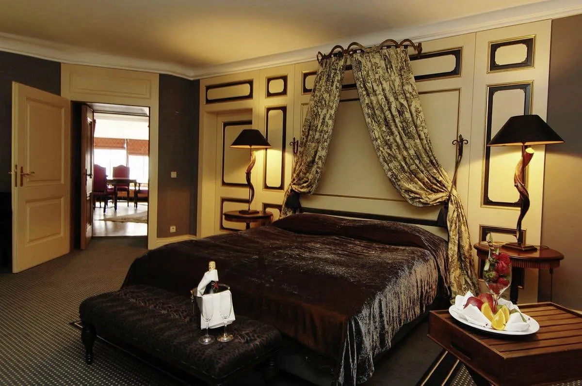 Deluxe Suite mit Baldachin und Sekt