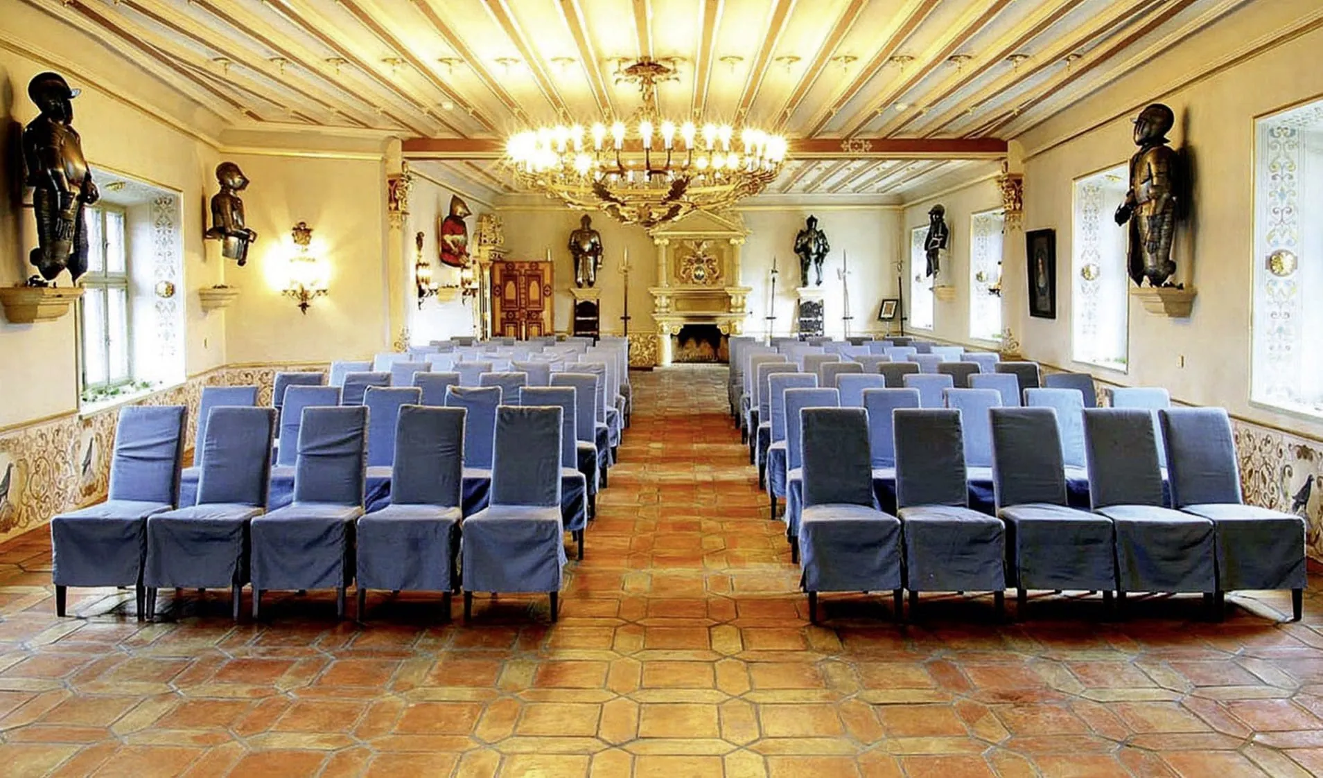 Tagungsraum im Rittersaal mit Ritterr&uuml;stungen