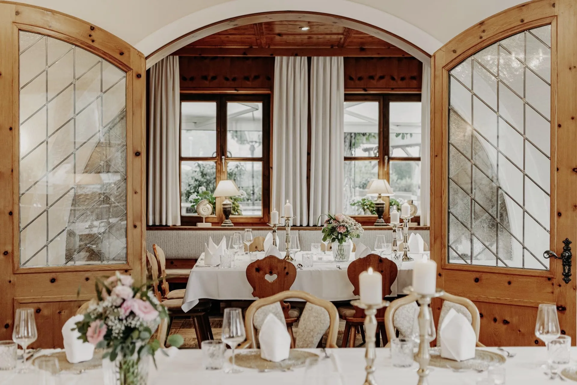 Festlich gedeckter Restaurantbereich im Hotel Der Eisvogel