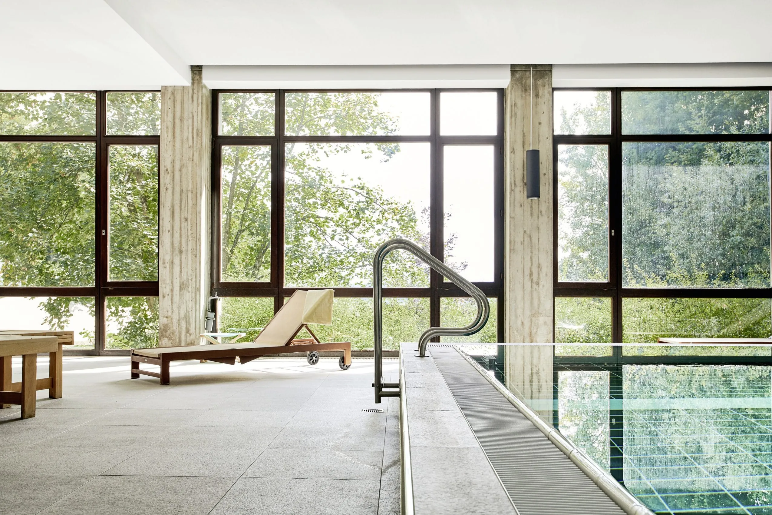 Schwimmbad mit Liege im Tagungshotel IHK Akademie Westerham