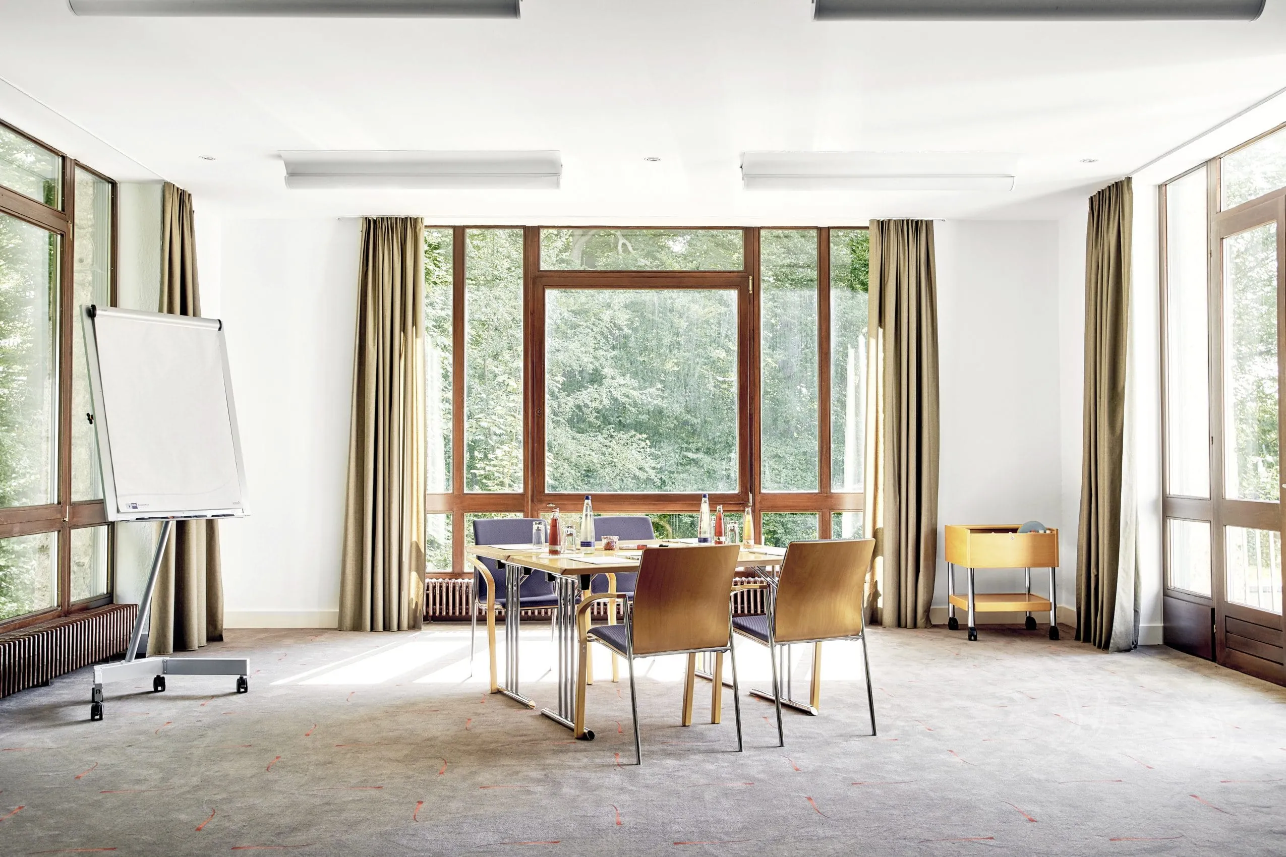 Heller offener Tagungsraum mit Gruppentisch und St&uuml;hlen im IHK Akademie Westerham