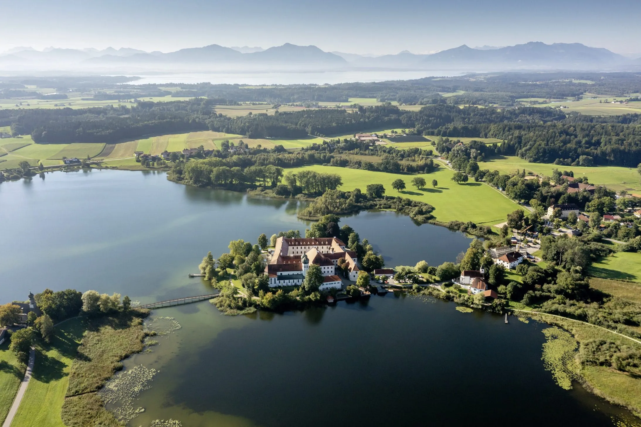 Luftansicht des Tagungshotels Kloster Seeon mit Blick auf das Bergpanorama