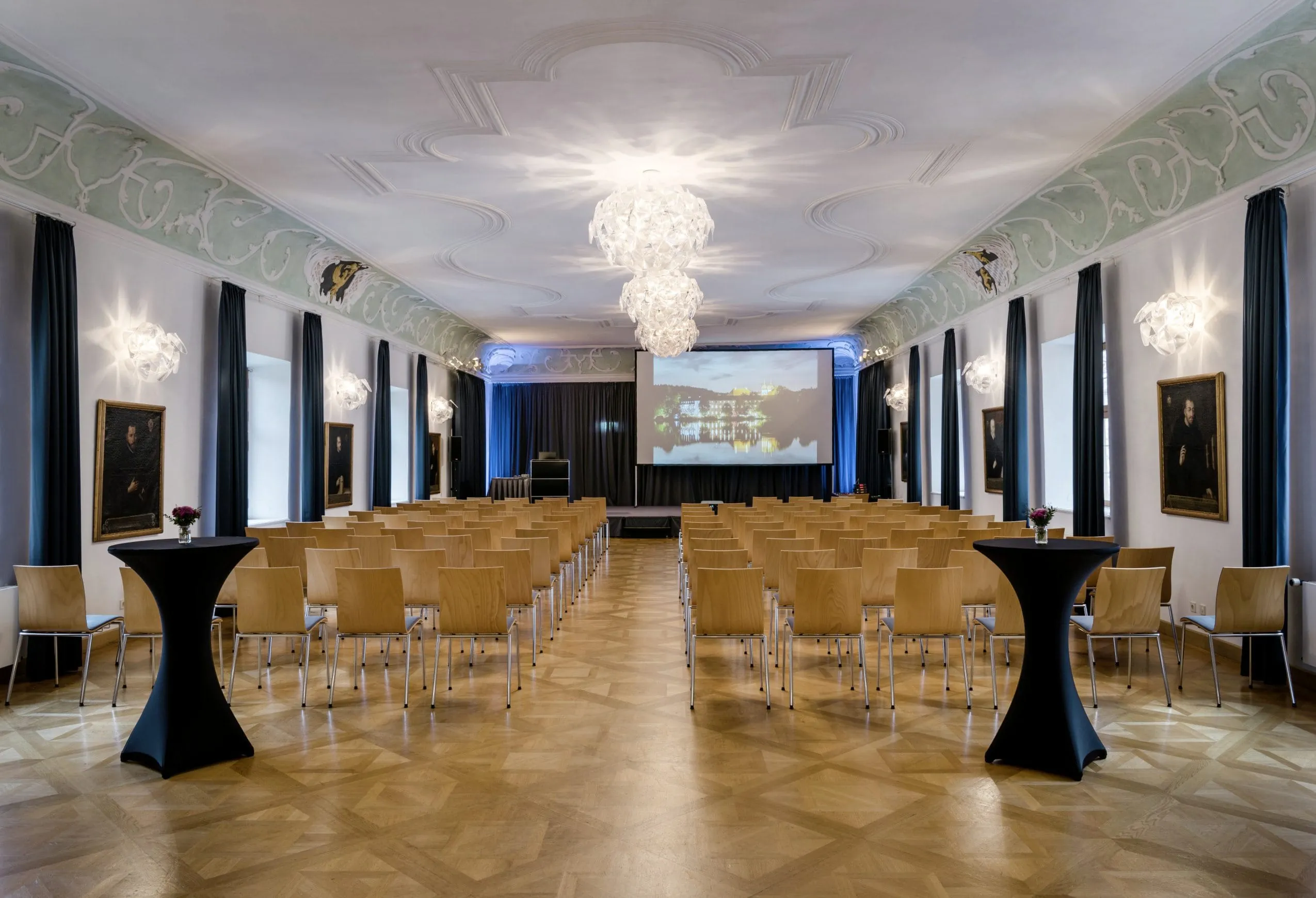 Bestuhlter Tagungsraum im Kloster Seeon mit Kronleuchtern und Beamer