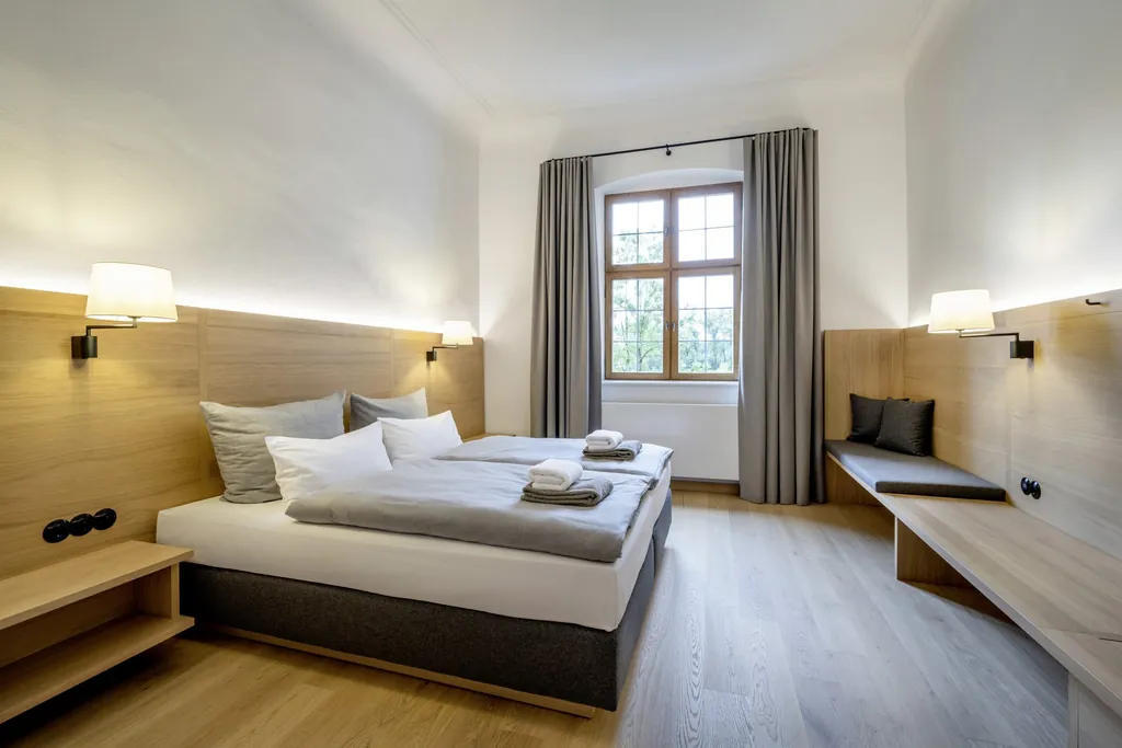 Doppelzimmer im Kloster Seeon mit hohen Wänden