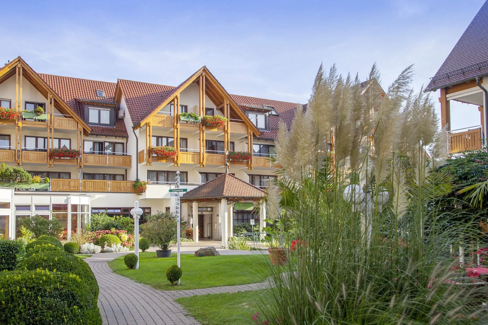 Au&szlig;enansicht des Hotels Krone Schnetzenhausen mit Garten