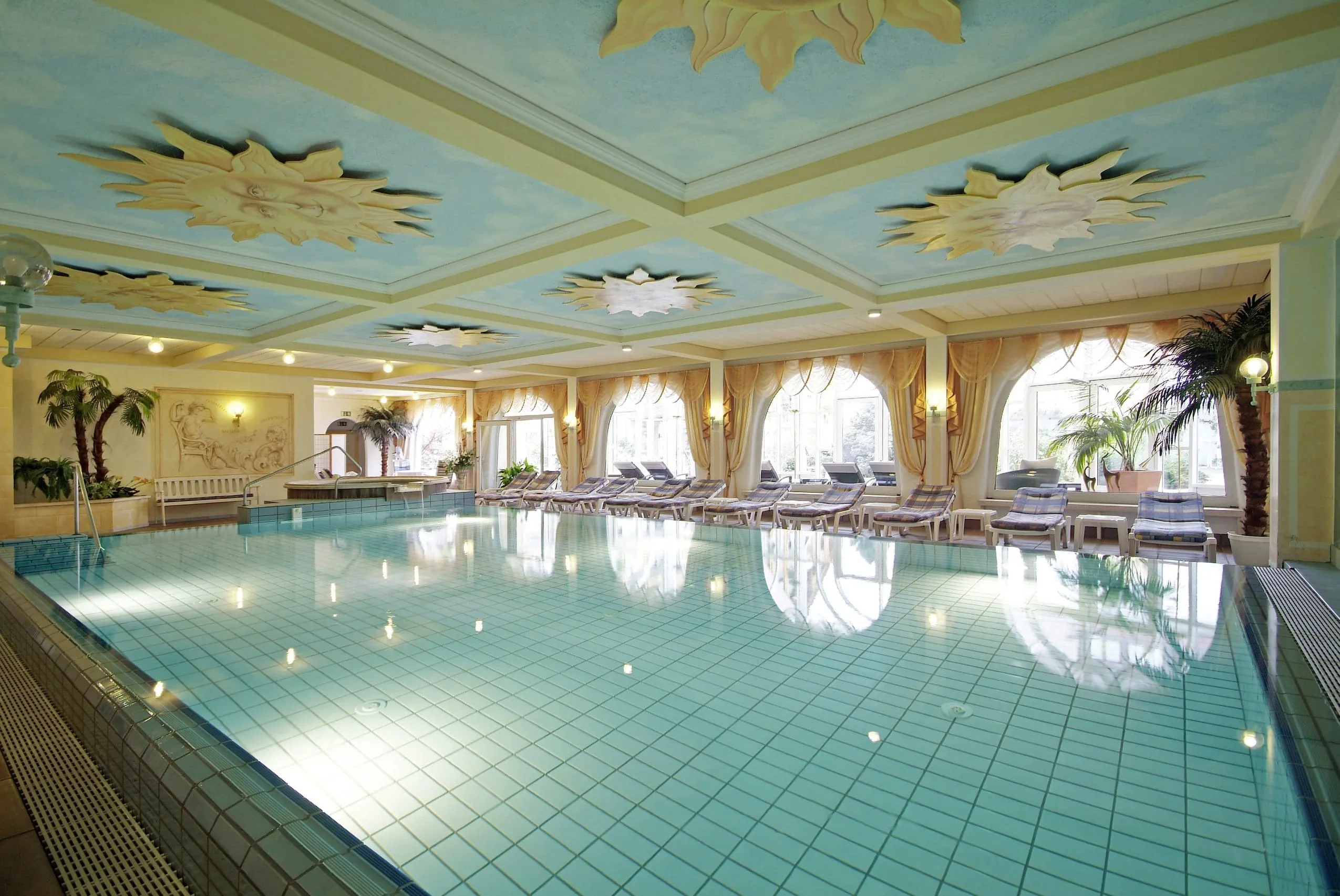 Pool mit Deckenrelief und Liegen im Hotel Krone Schnetzenhausen
