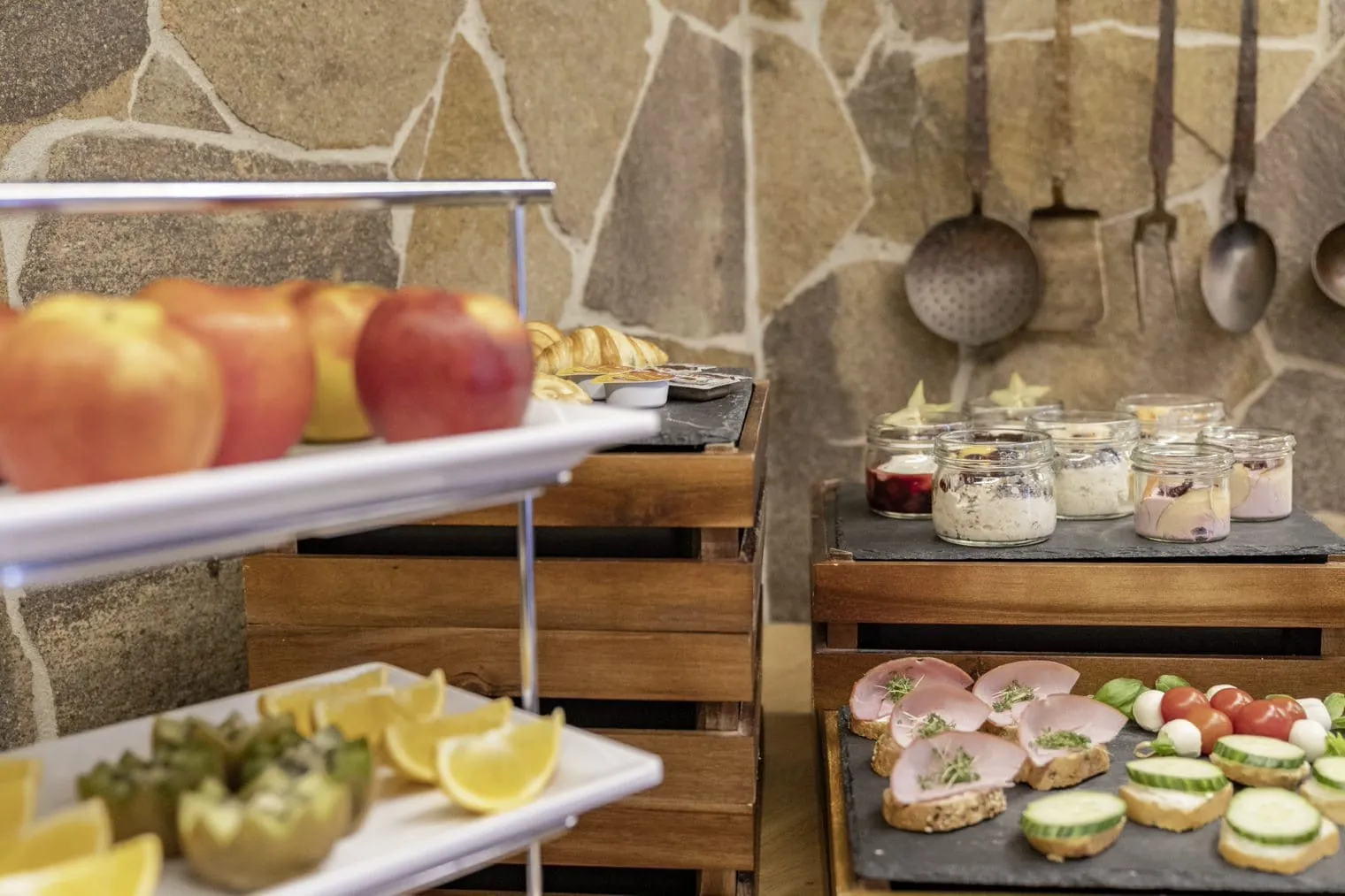 Fr&uuml;hst&uuml;cks-Auswahl im schiller's Parkhotel mit belegten Schnittchen, Obst und M&uuml;sli