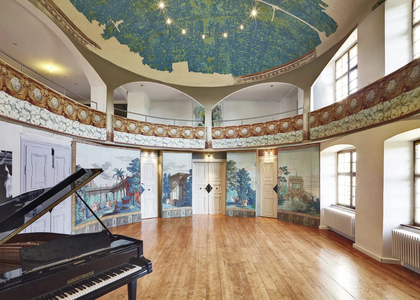 Theatersaal mit Fl&uuml;gel und Wandbemalungen im Tagungshotel Schloss Lautrach