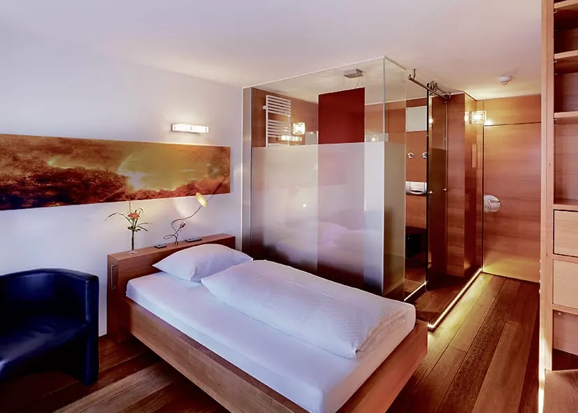 Einzelzimmer mit Dusche im Schloss Lautrach