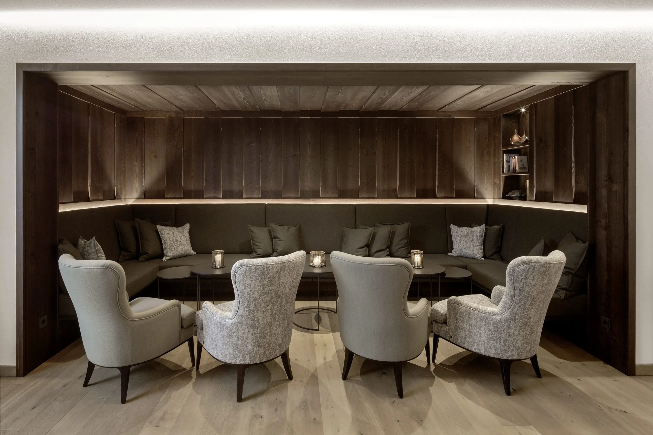 Nische mit einem Ecksofa und Kissen in ged&auml;mmtem Licht