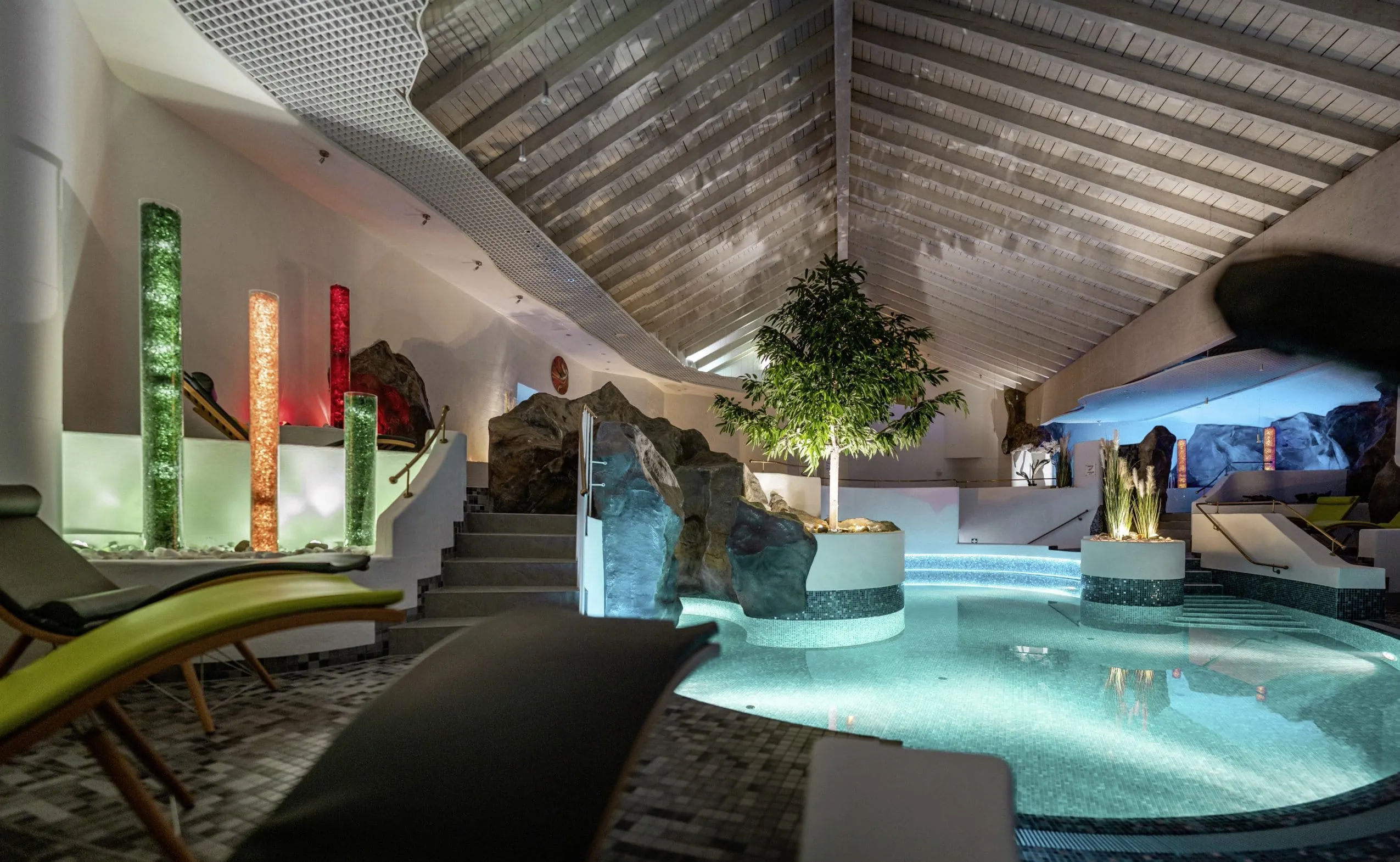 Beleuchteter Pool bei Nacht im Tagungshotel Wutzschleife