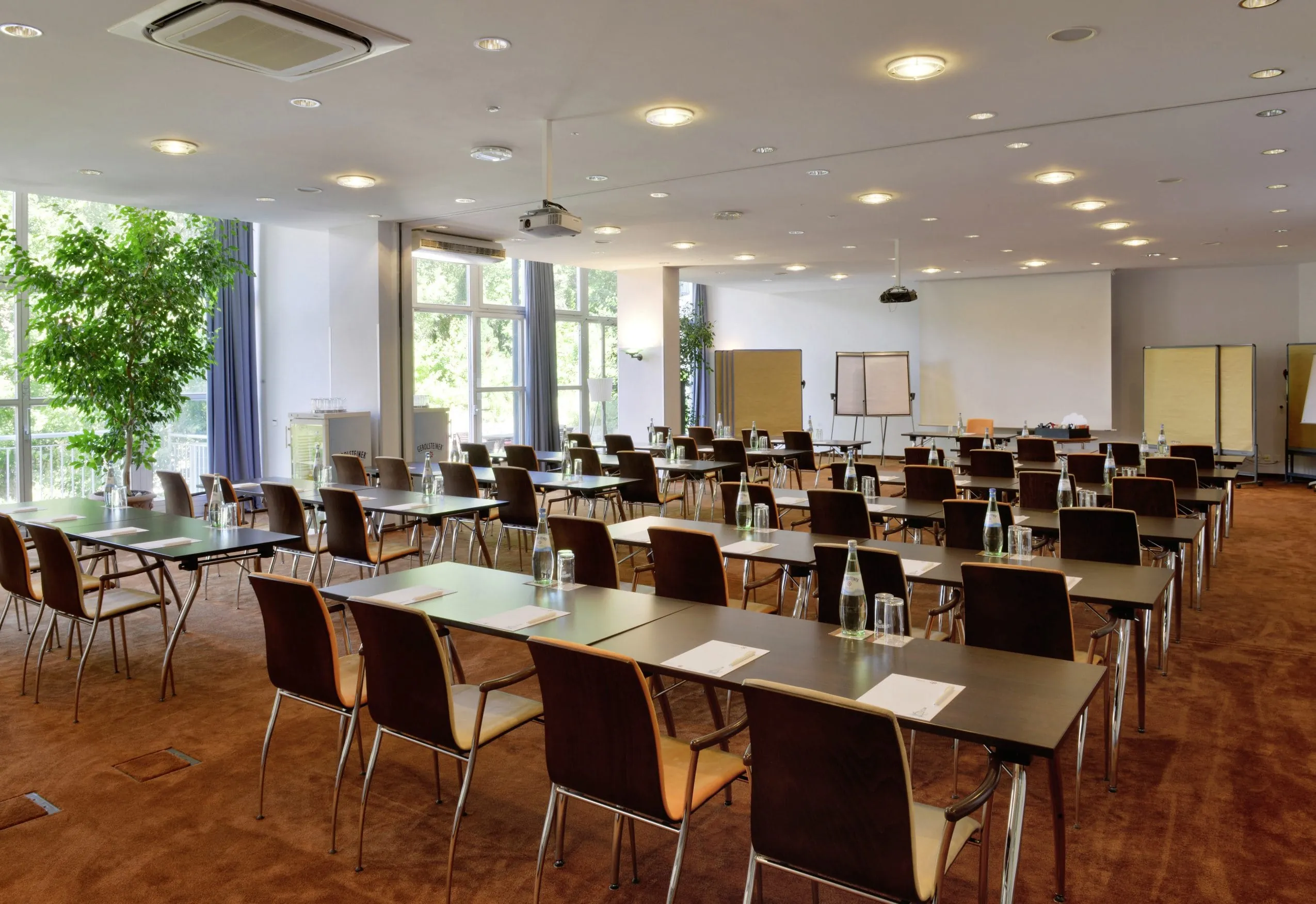 Aufgereihte Tische und St&uuml;hle im Tagungsraum des Hotels Wutzschleife