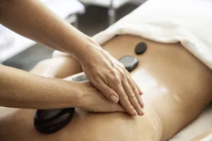 Hot Stone-Massage im Wellnesshotel Franks in Oberstdorf