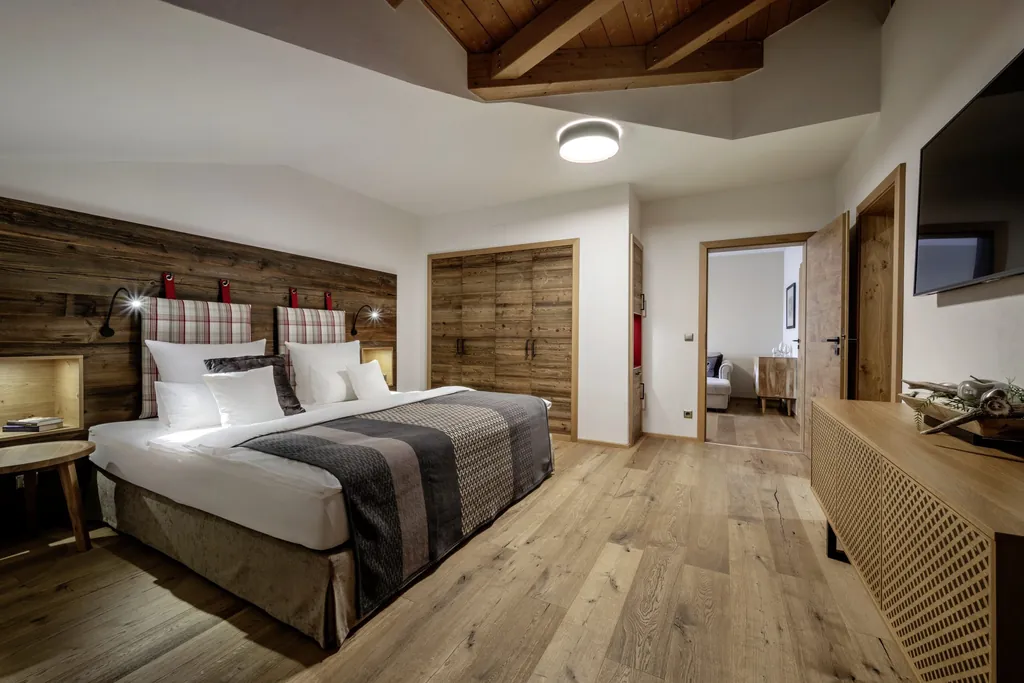 Modern eingerichtete Suite im alpinen Chic