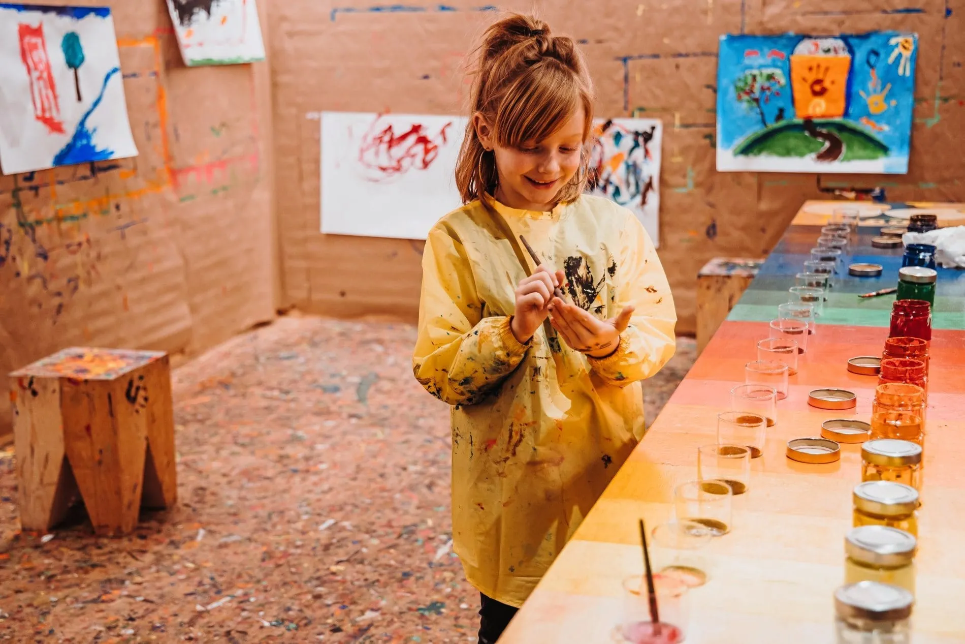 Junges Mädchen mit Kittel im Malatelier des Feuerstein Family Nature Resort
