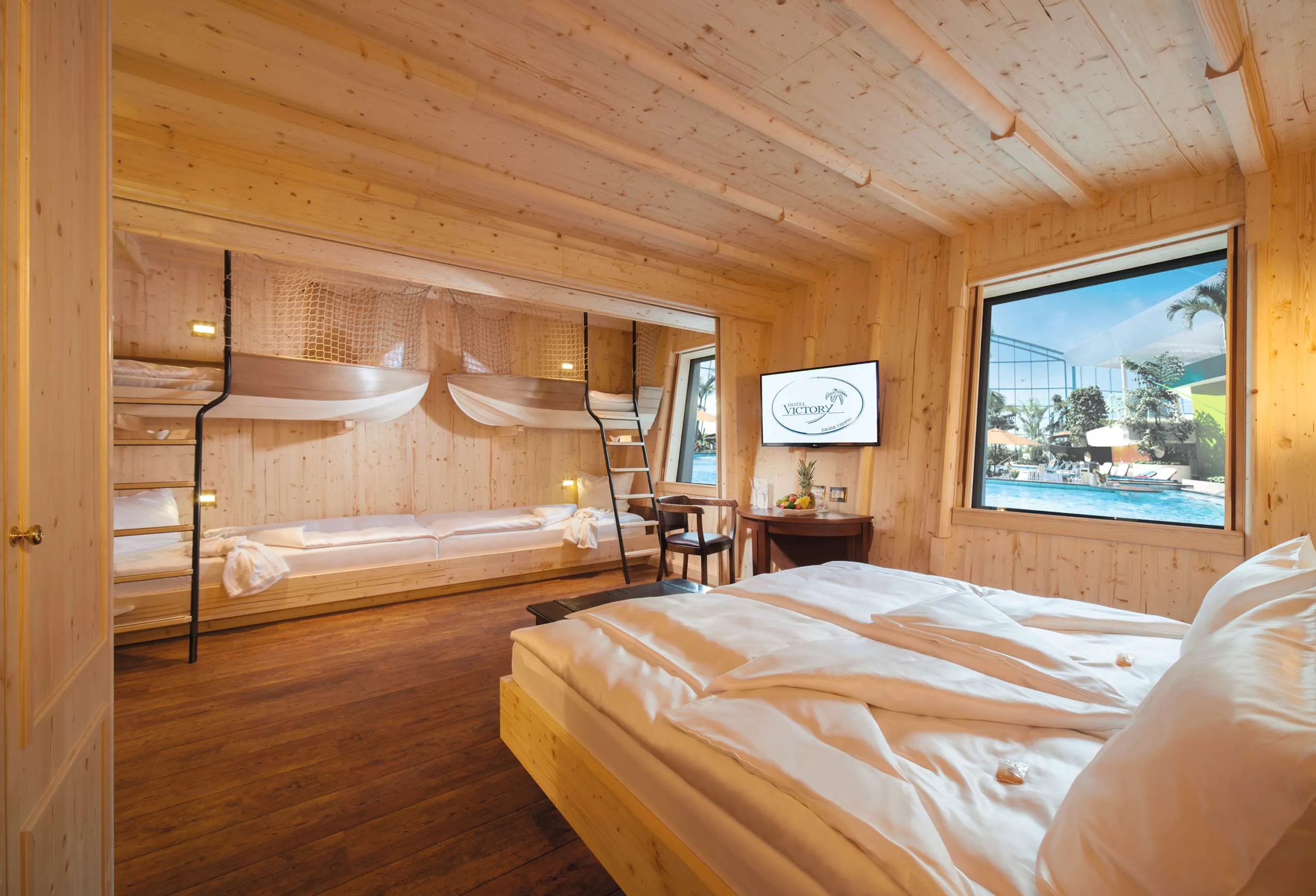 Blick in die Kapitänskabine des Hotel Victory Therme Erding mit echten Schlafkojen für die Kinder