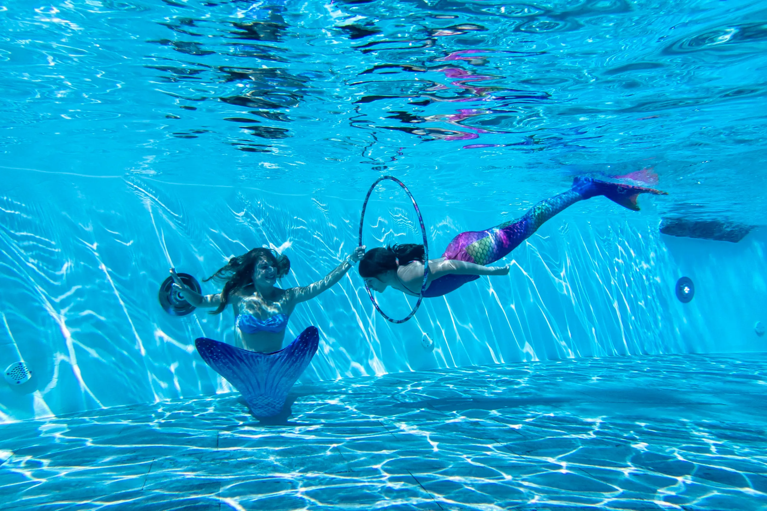 Unterwasseraufnahme vom Meerjungfrauenschwimmen im Sonnenalp Resort