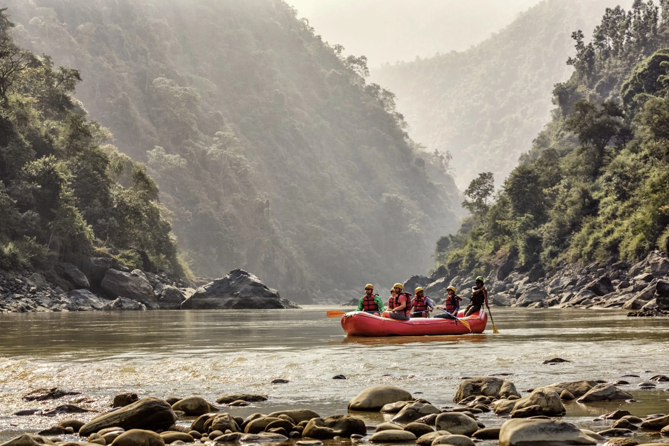 Gruppe beim Rafting auf dem Wildwasser