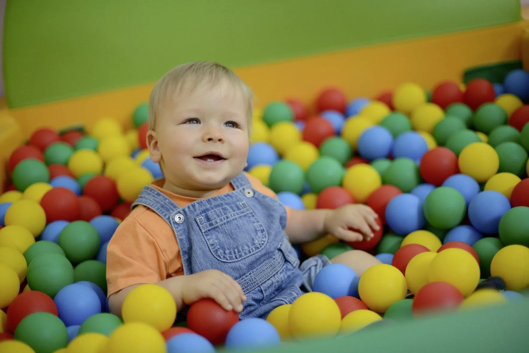 Kleiner Junge in Latzhose im B&auml;llebad der Alpenresidenz Ballunspitze