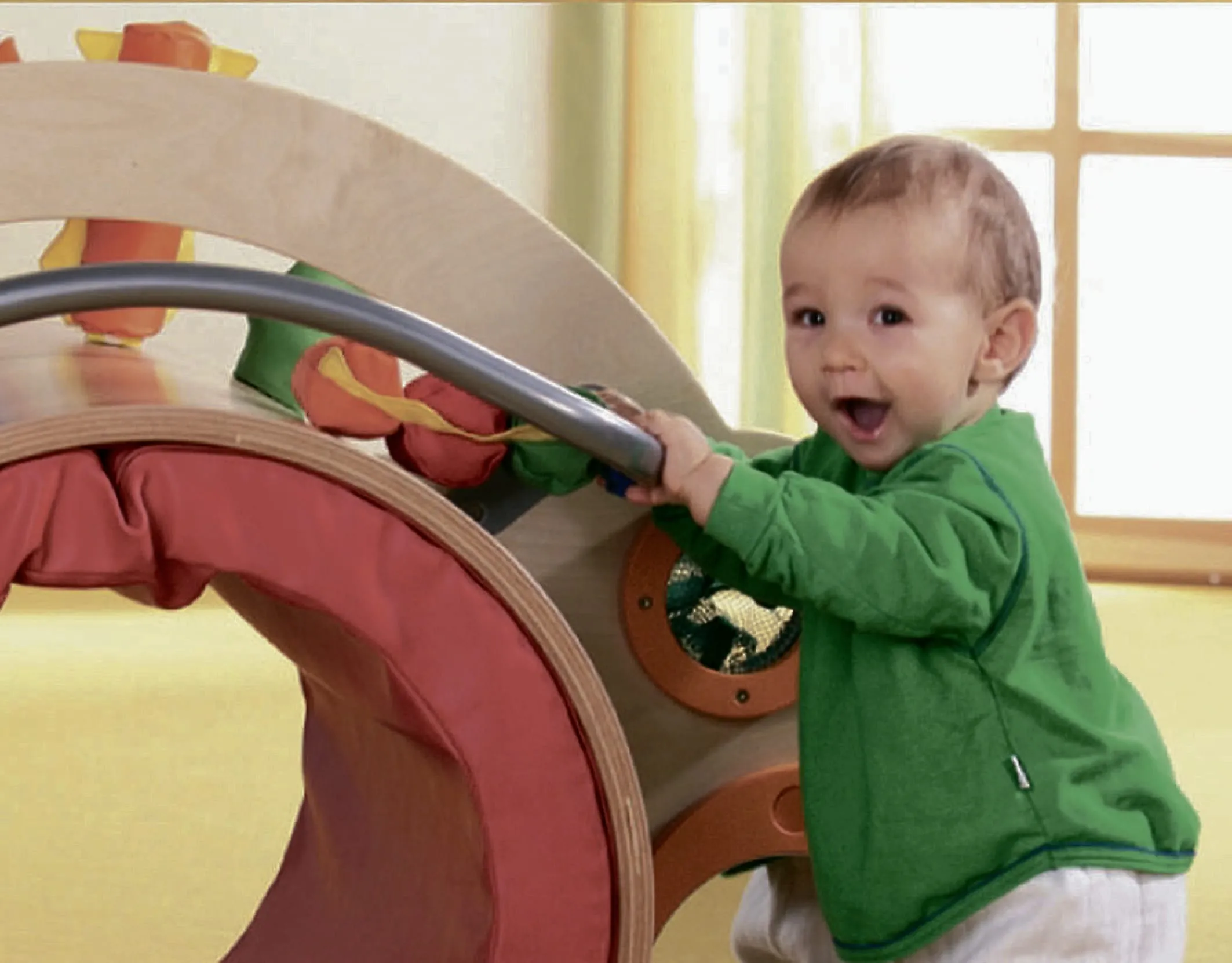 Baby beim Spielen im Spielzimmer der Alpenresidenz Ballunspitze