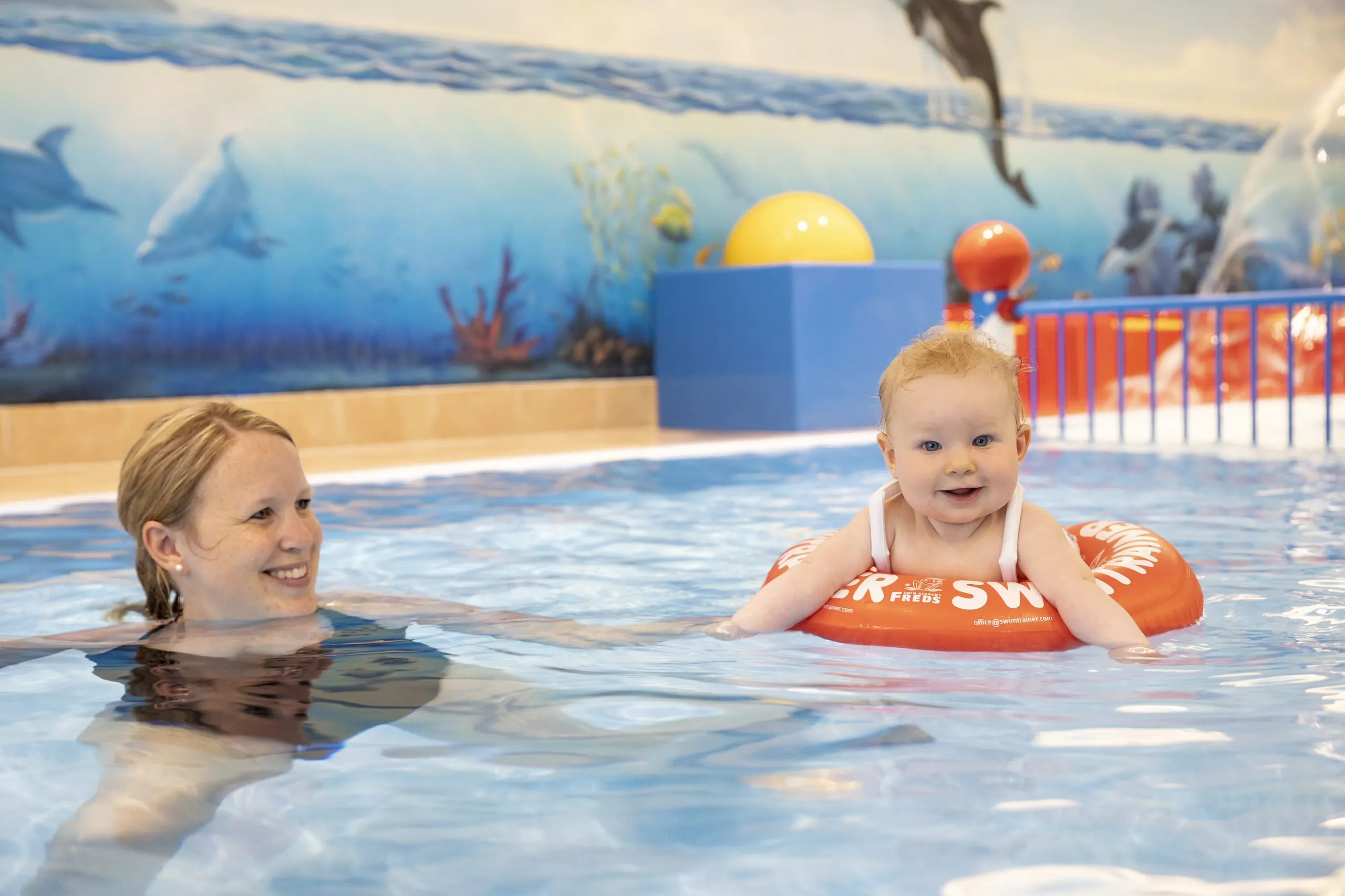 Mutter mit Kind beim Babyschwimmen im Pool des Familotel Kaiserhof