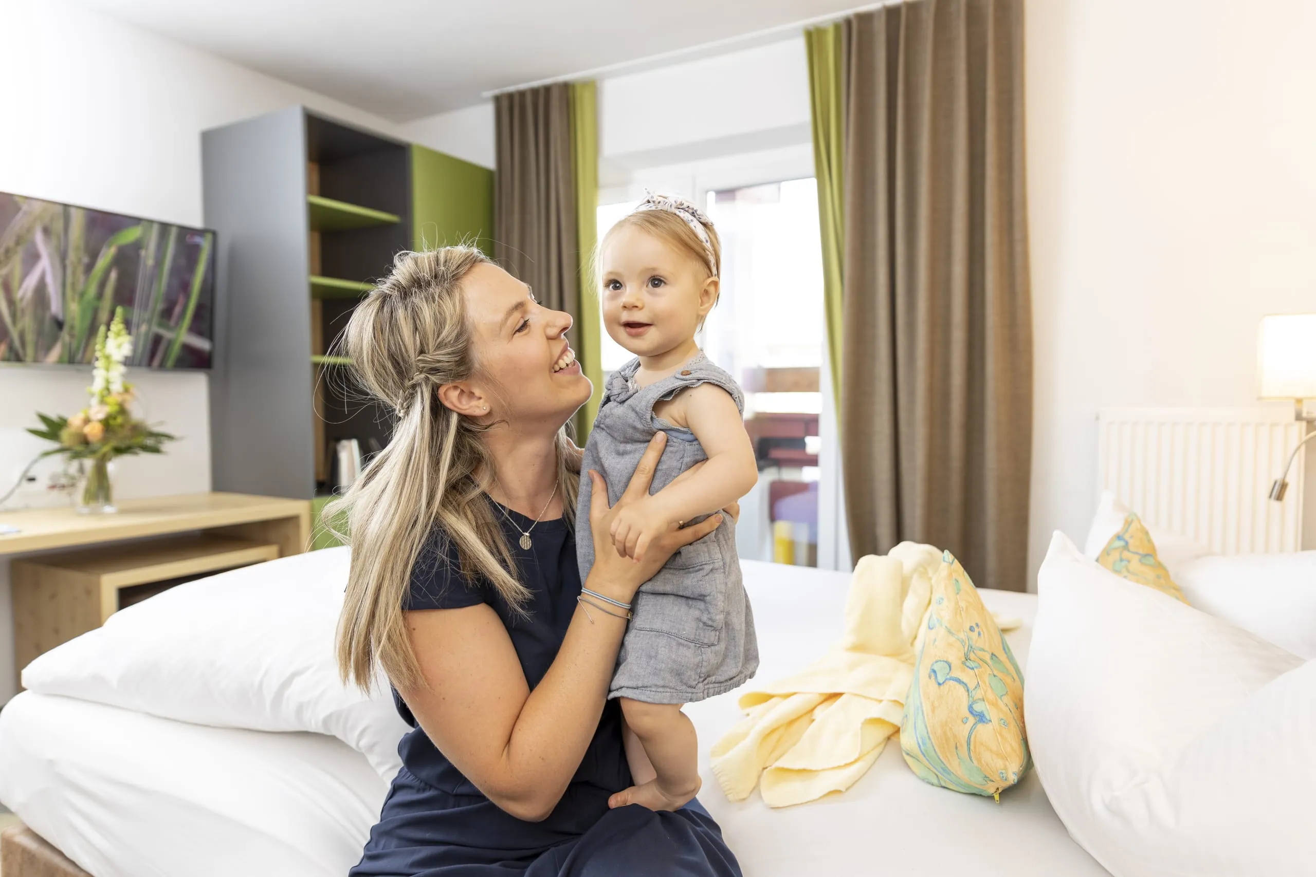 Mutter mit Baby im Zimmer des Familotel Kaiserhof