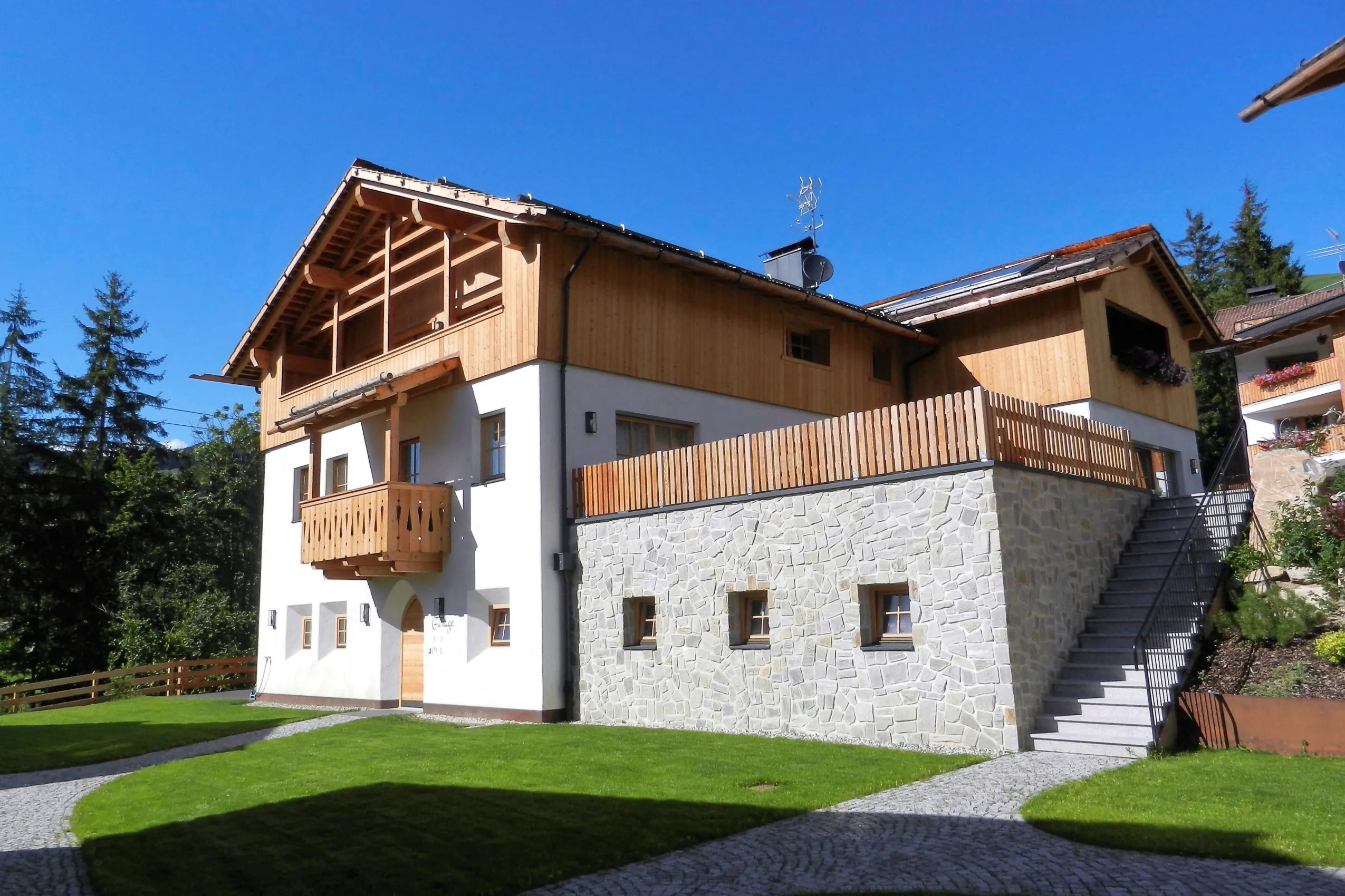 Außenansicht des Liondes Chalets und blauer Himmel