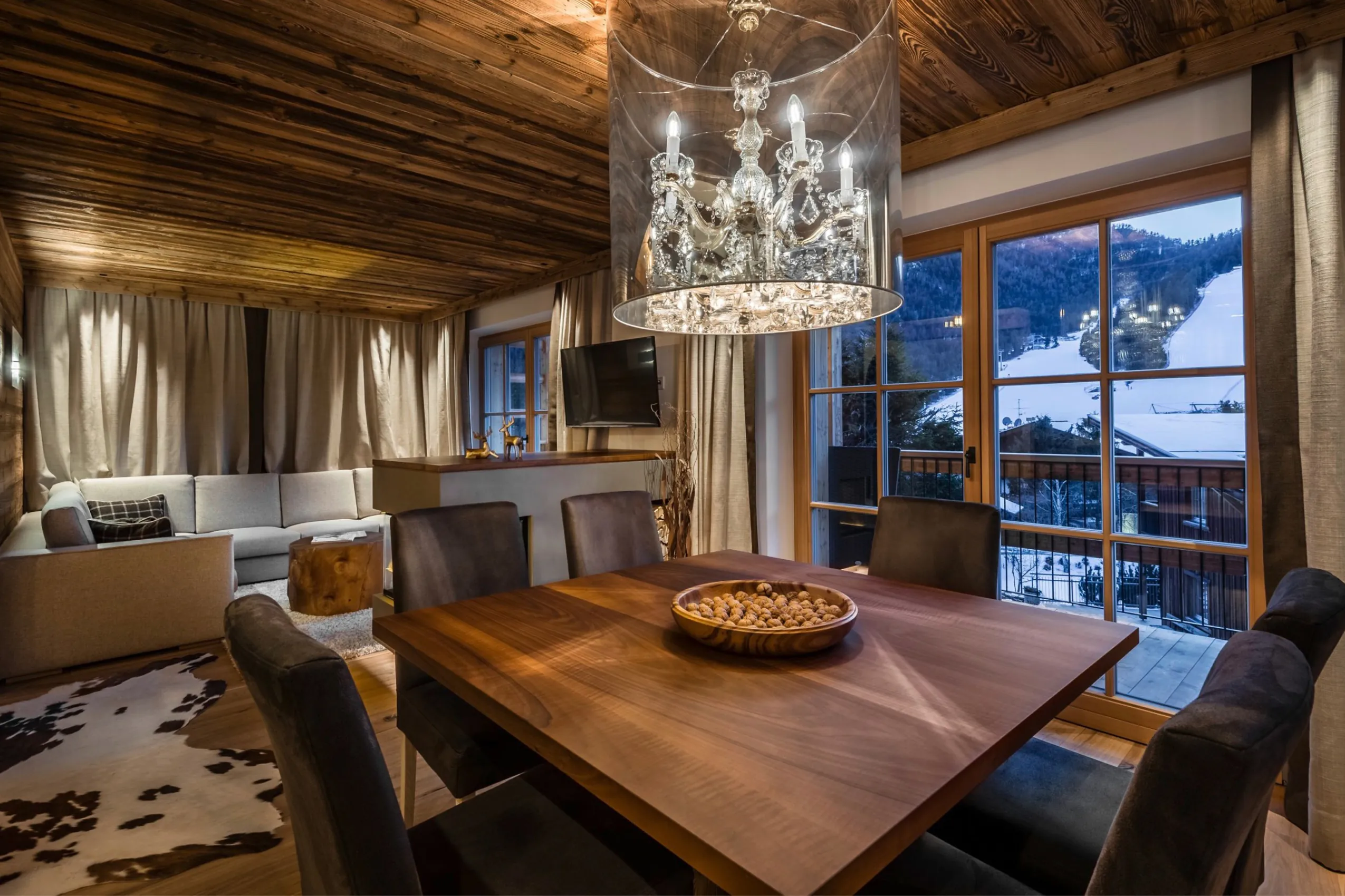 Wohnbereich mit Kristallleuchter im Liondes Chalets